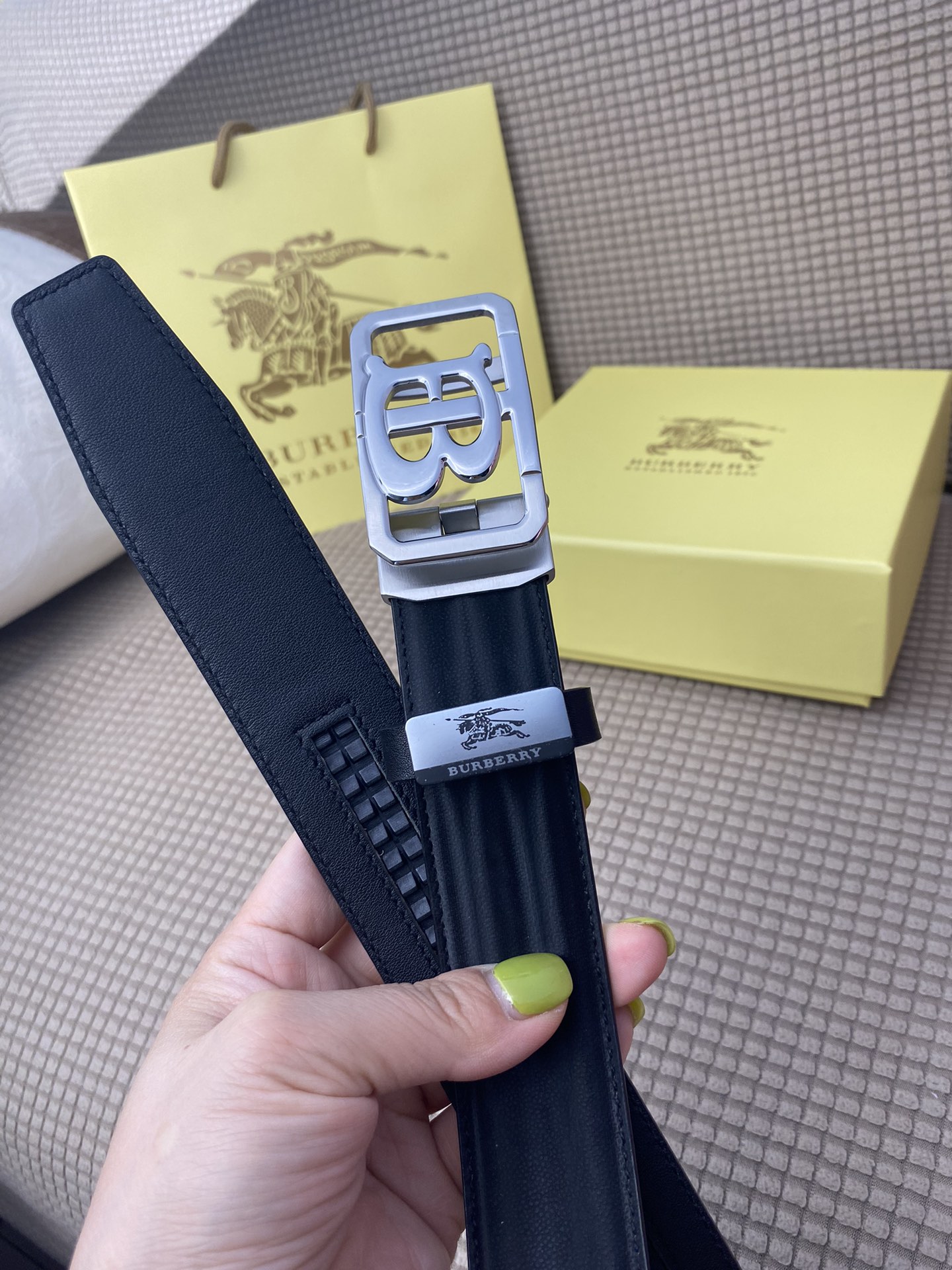 品名巴宝莉自动带材质原单牛皮腰带百分