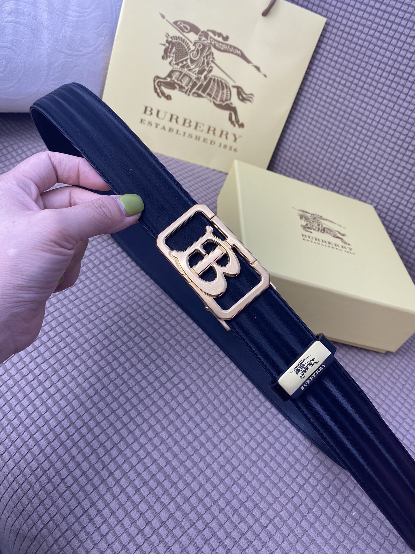 品名巴宝莉自动带材质原单牛皮腰带百分