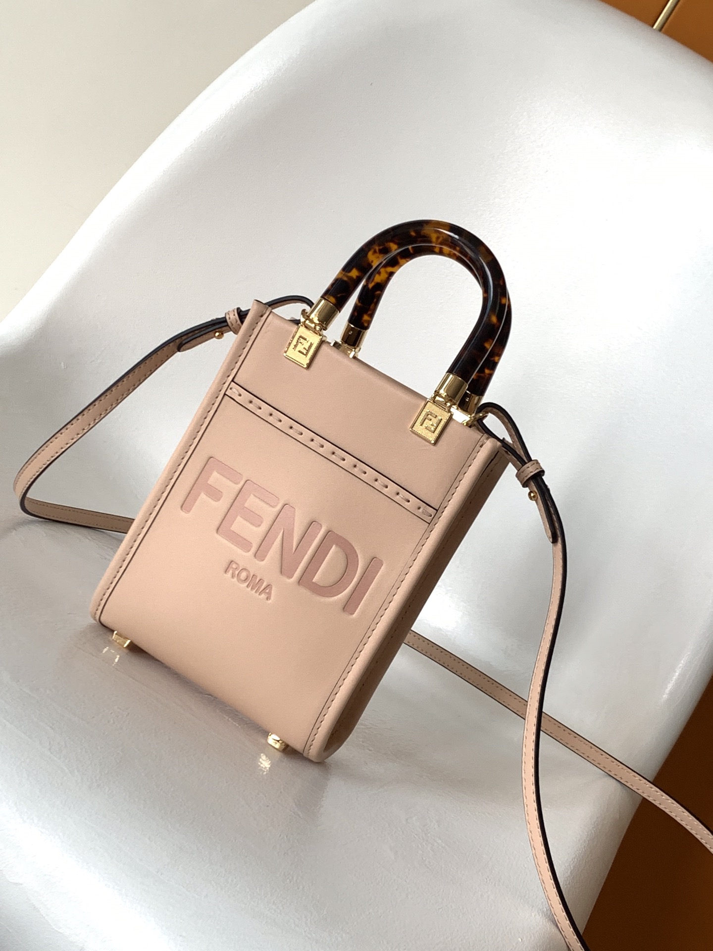 FendiMinisunshineshopper手提包饰有烫印FENDROMA字样和玳瑁色提手配备带衬里