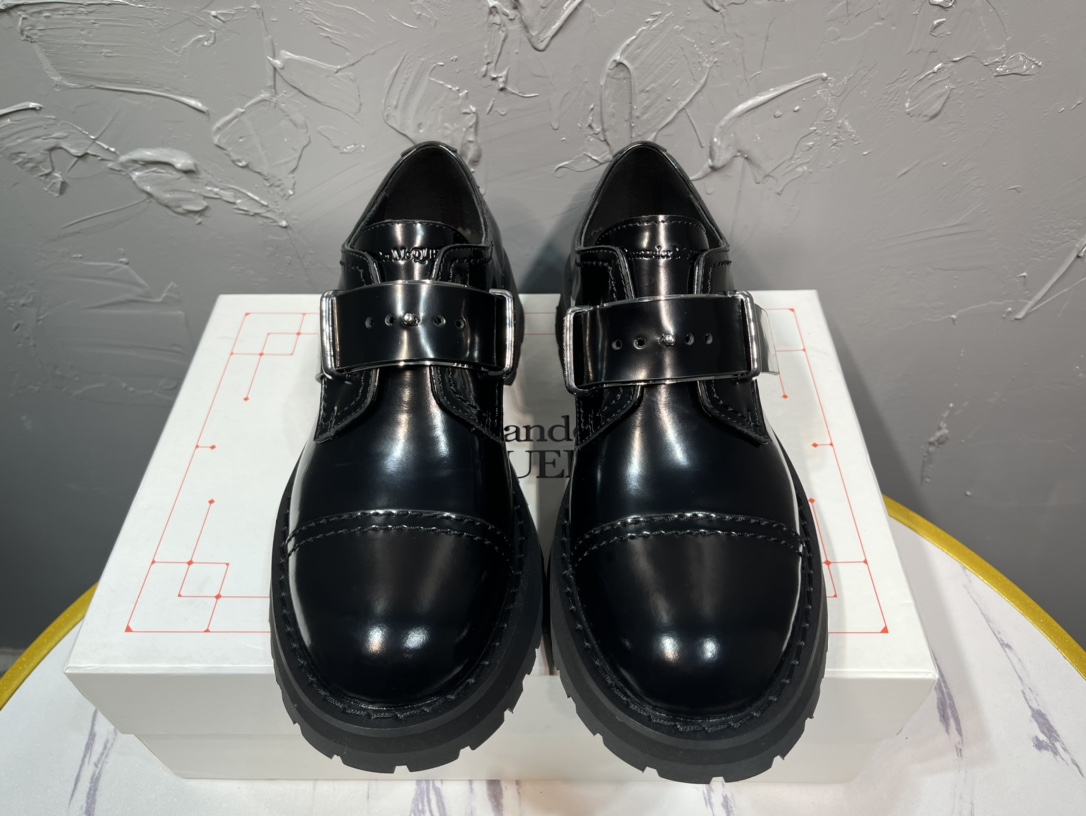 NO:283945,The latest 2025 thick-soled derby shoes with tongue embossed, round toe front lace-up men's shoes, white shoe box, cloth bag tote bag, full set of packaging, imported fabric beads, inner cowhide feet, cowhide feet!  Large-sole open mold rubber bottom Thick bottom design about 4.5cm, size 38-45, cowhide19860909实价2025最新厚底德比鞋鞋舌压花,圆头正面系带男鞋 白色鞋盒 布袋手提袋 全套包装, 面料进口开边珠, 内里牛皮 垫脚牛皮垫脚！ 大底开模橡胶底 厚底设计 约4.5cm,码数38-45,,cowhide,Men's shoes