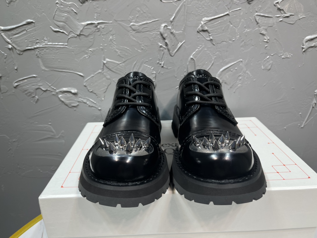 NO:283947,The latest model of 2025 in real price, thick-soled iron-toe riveted mute oxford shoes, tongue logo embossed, round-toe front lace-up men's shoes, white shoe box, cloth bag tote bag, full set of packaging, imported fabric beads, inner cowhide foot pad cowhide foot pad! Large-sole open mold rubber bottom Thick bottom design about 4.5cm, size 38-45, cowhide19860909实价2025最新款 厚底铁头鉚钉缪饰牛津鞋,鞋舌logo压花,圆头正面系带男鞋 白色鞋盒 布袋手提袋 全套包装, 面料进口开边珠, 内里牛皮 垫脚牛皮垫脚！ 大底开模橡胶底 厚底设计 约4.5cm,码数38-45,,cowhide,Men's shoes