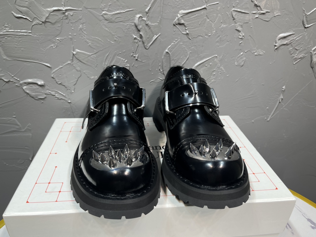 NO:283949,The latest model of 2025 in real price, thick-soled rivet iron-toe buckle Mengke shoes, shoe tongue logo embossed, round toe front lace-up men's shoes, white shoe box, cloth bag tote bag, full set of packaging, imported fabric beads, inner cowhide feet, cowhide feet! Large-sole open mold rubber bottom Thick bottom design about 4.5cm, size 38-45, cowhide19860909实价2025最新款 厚底鉚钉铁头搭扣孟克鞋 鞋舌logo压花,圆头正面系带男鞋 白色鞋盒 布袋手提袋 全套包装, 面料进口开边珠, 内里牛皮 垫脚牛皮垫脚！ 大底开模橡胶底 厚底设计 约4.5cm,码数38-45,,cowhide,Men's shoes