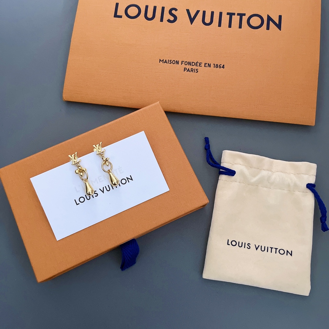 NO:631215,88160 [L green flower with water drop earrings] Z, exquisite and fashionable earrings!  Perfect for daily matching!  Classic logo with flowergram elements!  Three-dimensional design, moderate length, perfect facial lines!  Add matching exquisite details!  Full of texture!  Wall crack recommendation, Cardia high-end jewelry1986090988160【L绿花连水滴耳钉】Z ,精致时尚感满满的耳钉！日常搭配超出彩！经典的logo搭配flowergram元素！立体的设计,适中的长度,完美修饰脸部线条！增加搭配精致细节！质感满满！墙裂推荐,,卡迪亚高端饰品,Jewelry