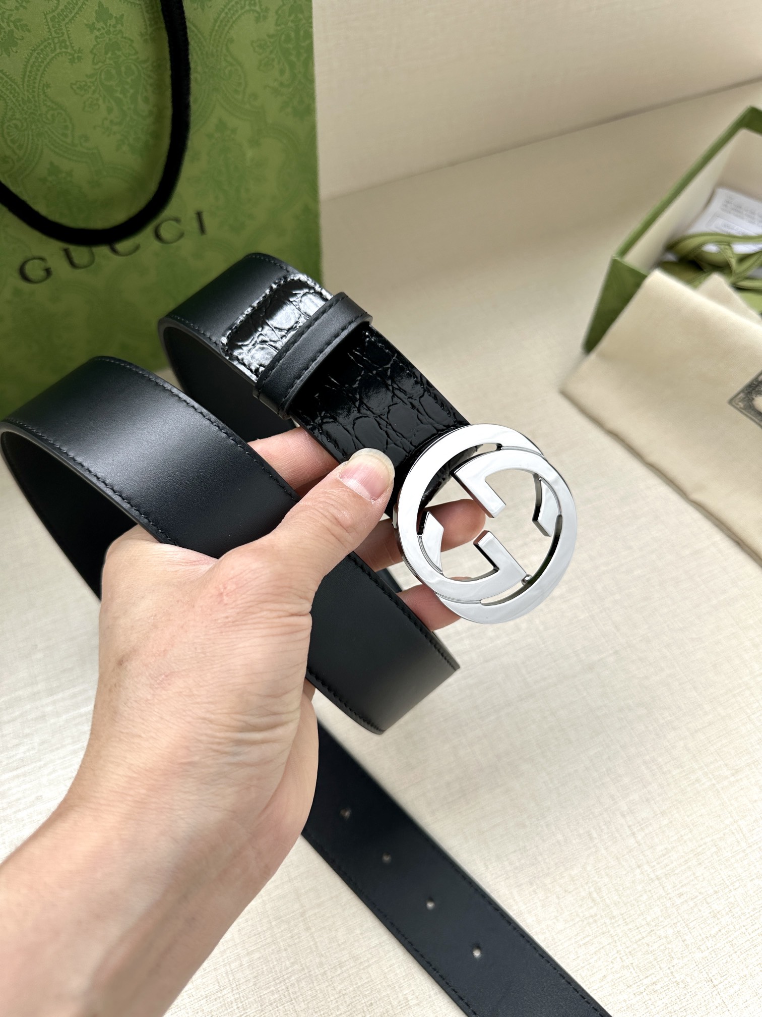 宽度4.0cm标志性GG图案采用穿孔