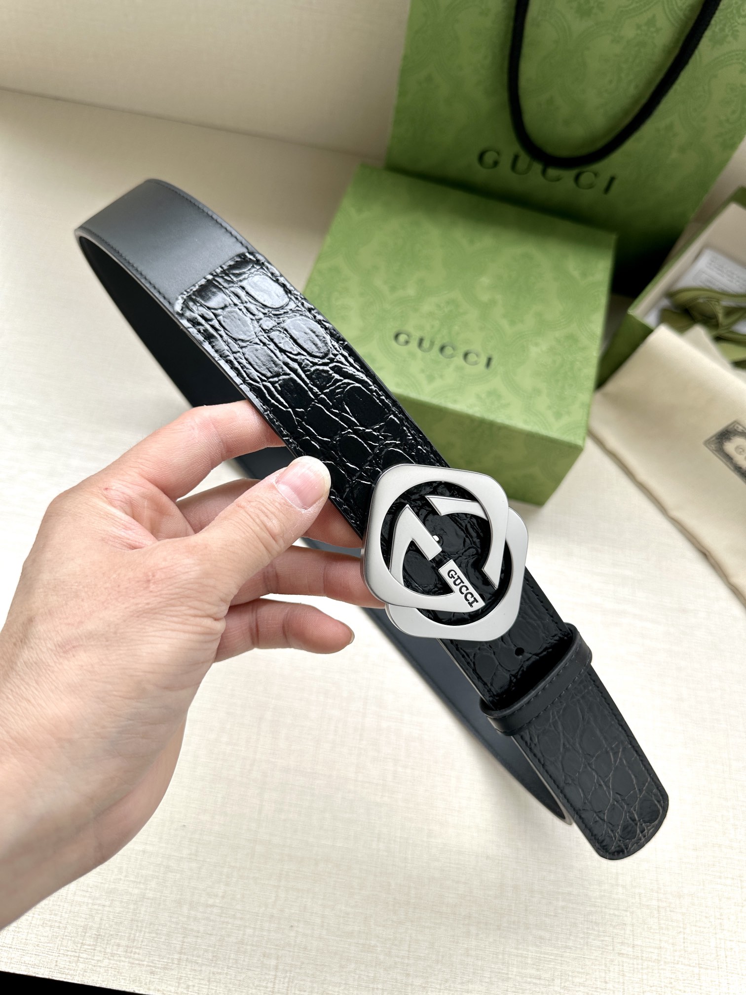 宽度4.0cm标志性GG图案采用穿孔