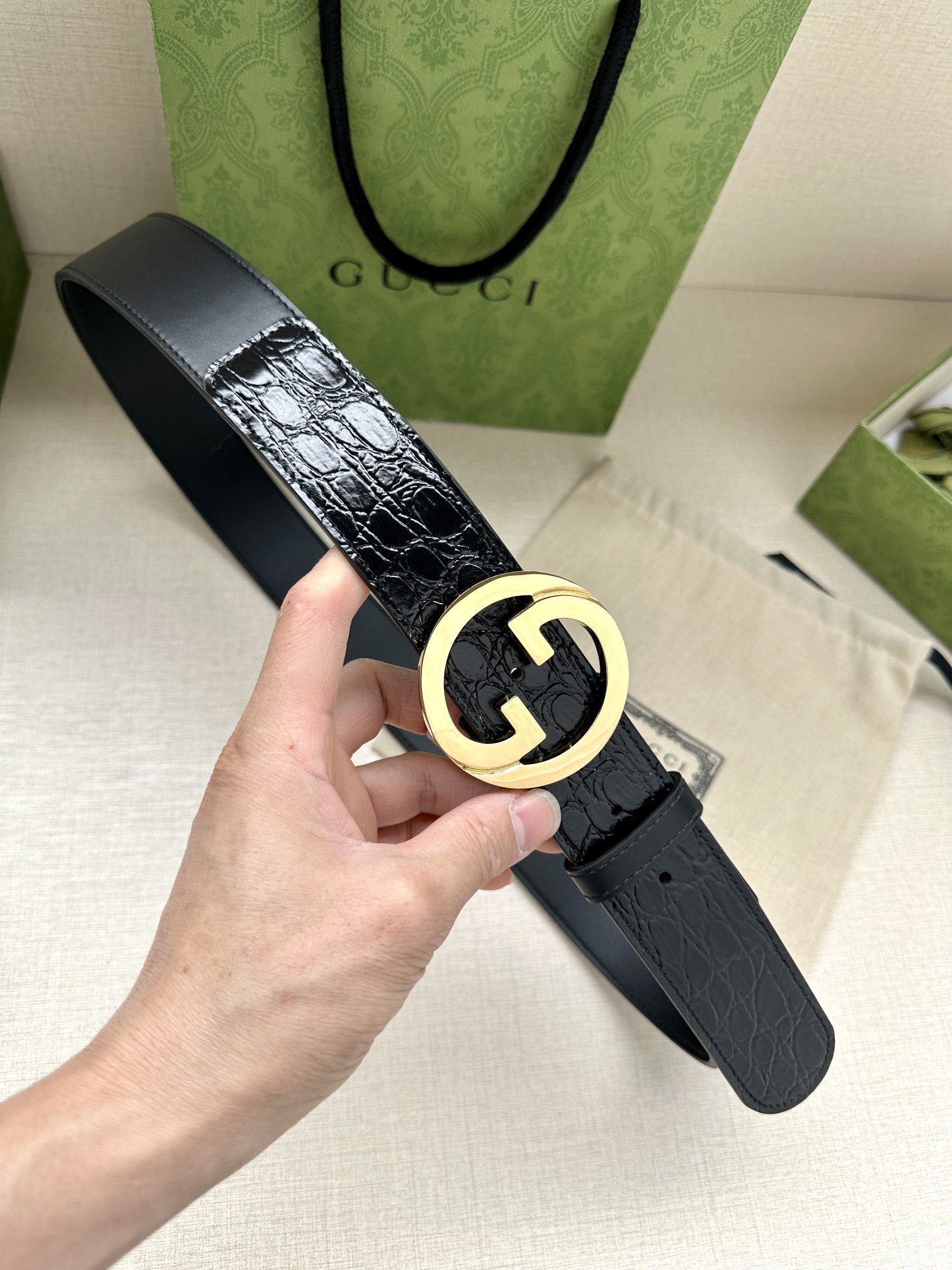 宽度4.0cm标志性GG图案采用穿孔