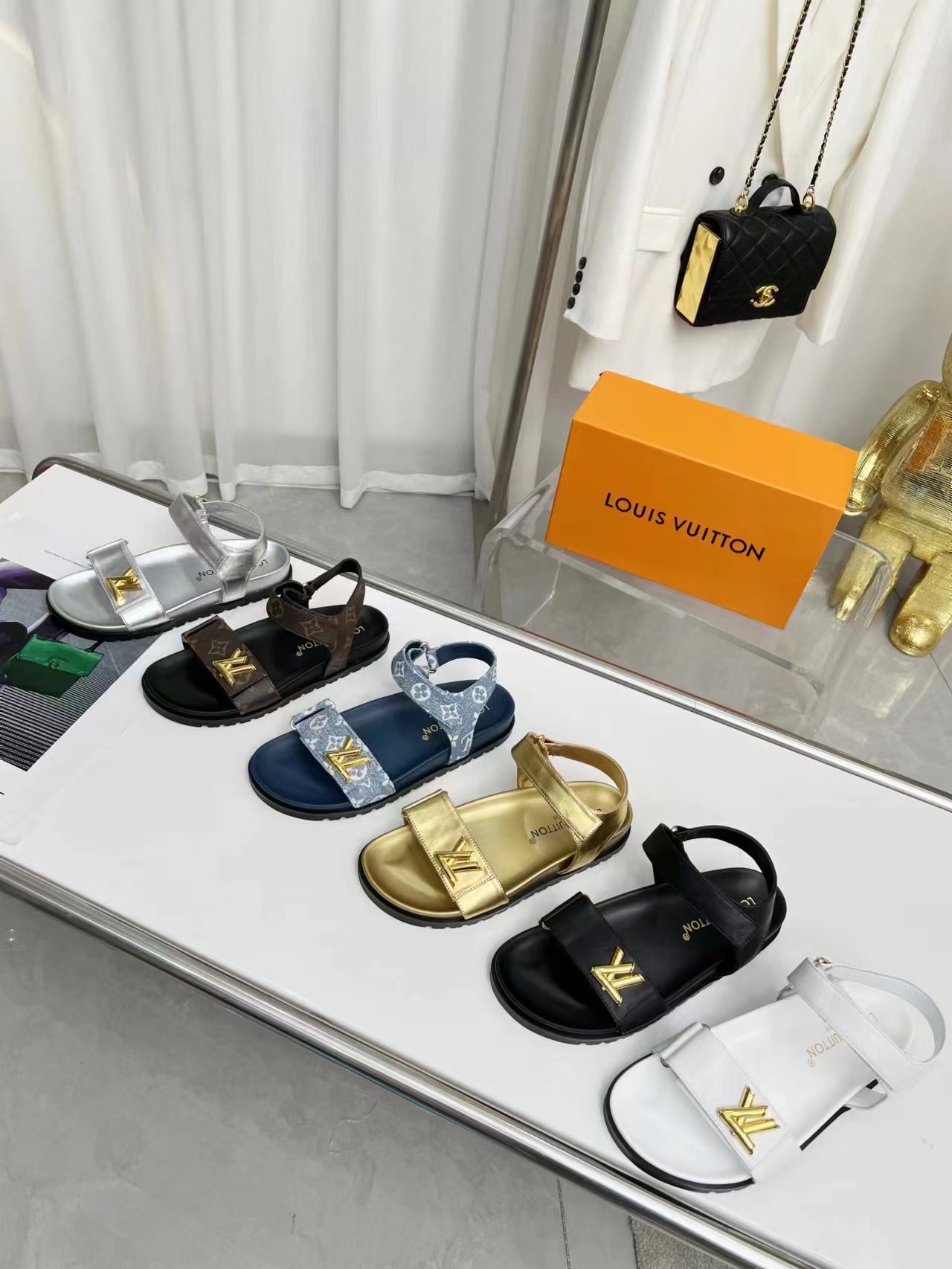 NO:274280,Louis Vuitton 6-color new slippers are available in the market, 1:1 high-end customization, instantly sold out all imitations, original mold opening LOGO decoration, both fashionable and beautiful, fabric: calfskin, inner sheepskin, exquisite original shoe last, sole, 4 cm water table. Size 35-42, multi-color optional with pictures to place orders, welcome to pass on pictures and smash orders, new colors will be updated one after another, louis vuitton, louis vuitton, slippers, cowhide, sheepskin19860909实价Louis Vuitton路易威登6色可选新款拖鞋火爆上市,1:1高级定制,秒杀一切仿品,原版开模LOGO装饰,既时尚又美观,面料:小牛皮,内里羊皮,精美原版鞋楦,大底,鞋底加水台4厘米.码数35—42, 多色可选带图下单,欢迎传图砸单,新色会陆续更新,,louis vuitton,louis vuitton,slippers,cowhide,sheepskin,Men's shoes