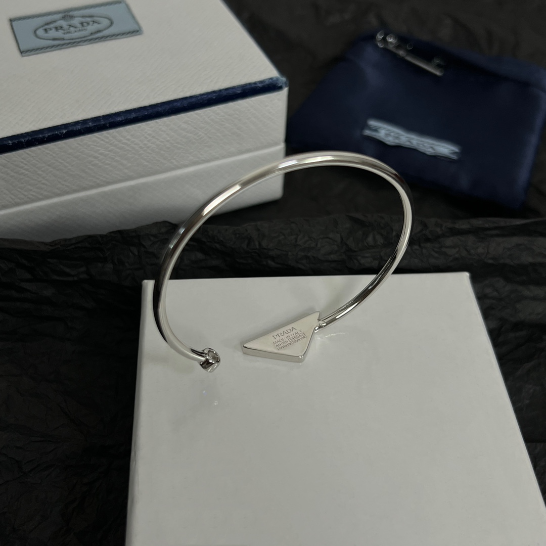 【105】𝐏𝐑𝐀𝐃𝐀 三角标手镯 出✦  
P家新款饰品时髦得犯规了吧 !这个手镯真的太绝了! 日常凹造型真的无敌  满满的高级感  气质这块拿捏得死死的, 时髦精必入单品~