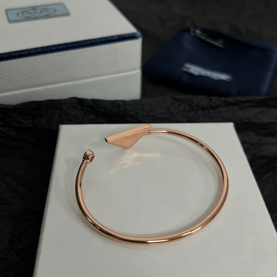 【105】𝐏𝐑𝐀𝐃𝐀 三角标手镯 出✦  
P家新款饰品时髦得犯规了吧 !这个手镯真的太绝了! 日常凹造型真的无敌  满满的高级感  气质这块拿捏得死死的, 时髦精必入单品~