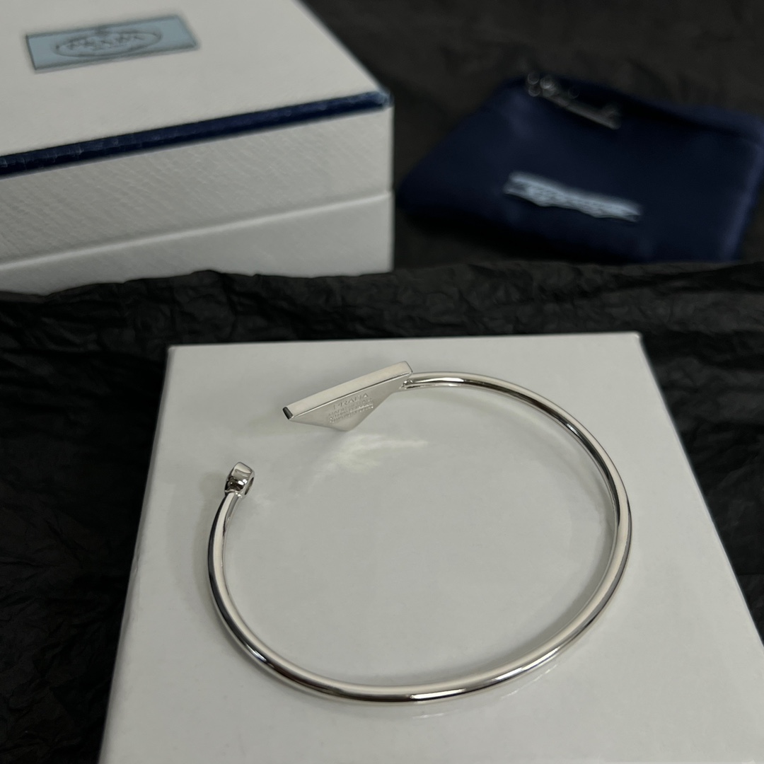【105】𝐏𝐑𝐀𝐃𝐀 三角标手镯 出✦  
P家新款饰品时髦得犯规了吧 !这个手镯真的太绝了! 日常凹造型真的无敌  满满的高级感  气质这块拿捏得死死的, 时髦精必入单品~
