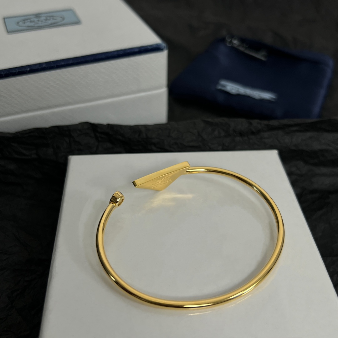 【105】𝐏𝐑𝐀𝐃𝐀 三角标手镯 出✦  
P家新款饰品时髦得犯规了吧 !这个手镯真的太绝了! 日常凹造型真的无敌  满满的高级感  气质这块拿捏得死死的, 时髦精必入单品~