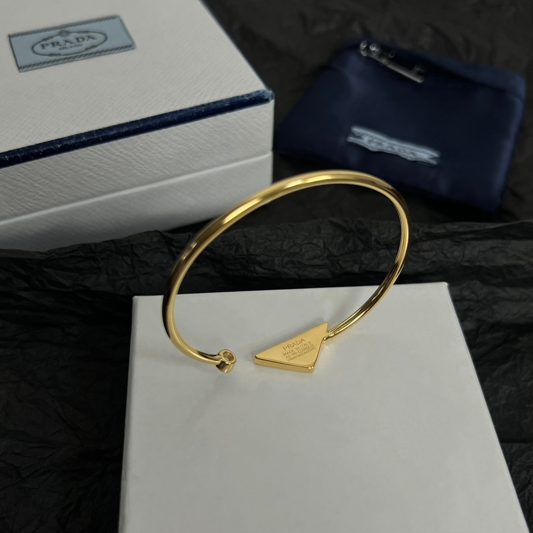 【105】𝐏𝐑𝐀𝐃𝐀 三角标手镯 出✦  
P家新款饰品时髦得犯规了吧 !这个手镯真的太绝了! 日常凹造型真的无敌  满满的高级感  气质这块拿捏得死死的, 时髦精必入单品~