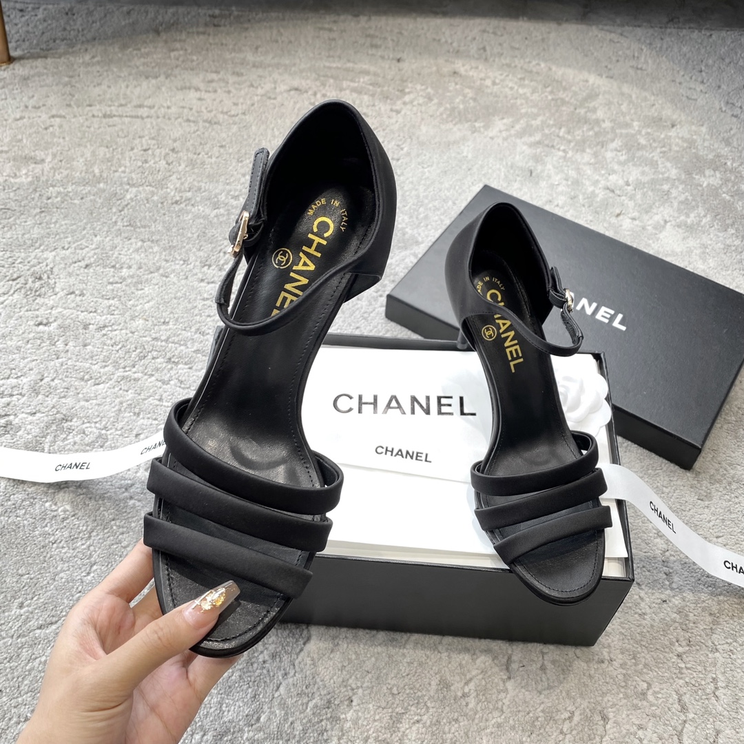 CHANEL sandalen koeienleer laat voeten blanker uitzien stijlvol model