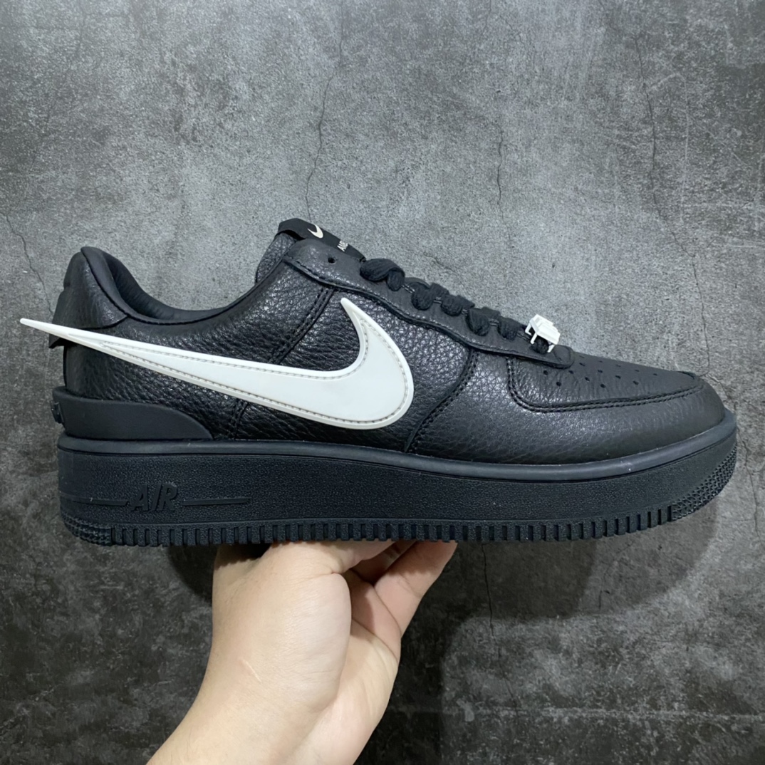 【渠道版】AMBUSH x NK Air Force 1 Low 空军一号低帮运动板鞋 联名大钩黑色 DV3464-001n 全套原原楦纸版 原厂Prime Asia贝利进口皮料加持 越南原大装底数据 私模大底最大开发至47.5 左右脚Logo不同 注意区分 全鞋电脑针车 工整有序 视觉效果满分 新版鞋撑改用纸团代替 原厂港宝加持完美还原灵魂版型 原盒原配从里到外百分百还原 所有细节均可匹配公司原版 发外贸可100%充正SIZE：36 36.5 37.5 38 38.5 39 40 40.5 41 42 42.5 43 44 44.5 45 46 47.5-莆田鞋批发中心