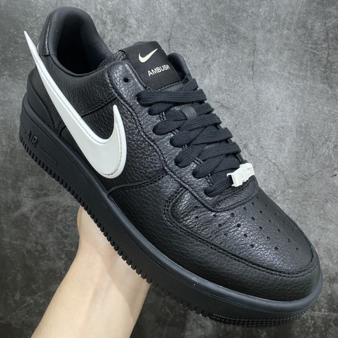 图片[3]-【渠道版】AMBUSH x NK Air Force 1 Low 空军一号低帮运动板鞋 联名大钩黑色 DV3464-001n 全套原原楦纸版 原厂Prime Asia贝利进口皮料加持 越南原大装底数据 私模大底最大开发至47.5 左右脚Logo不同 注意区分 全鞋电脑针车 工整有序 视觉效果满分 新版鞋撑改用纸团代替 原厂港宝加持完美还原灵魂版型 原盒原配从里到外百分百还原 所有细节均可匹配公司原版 发外贸可100%充正SIZE：36 36.5 37.5 38 38.5 39 40 40.5 41 42 42.5 43 44 44.5 45 46 47.5-莆田鞋批发中心