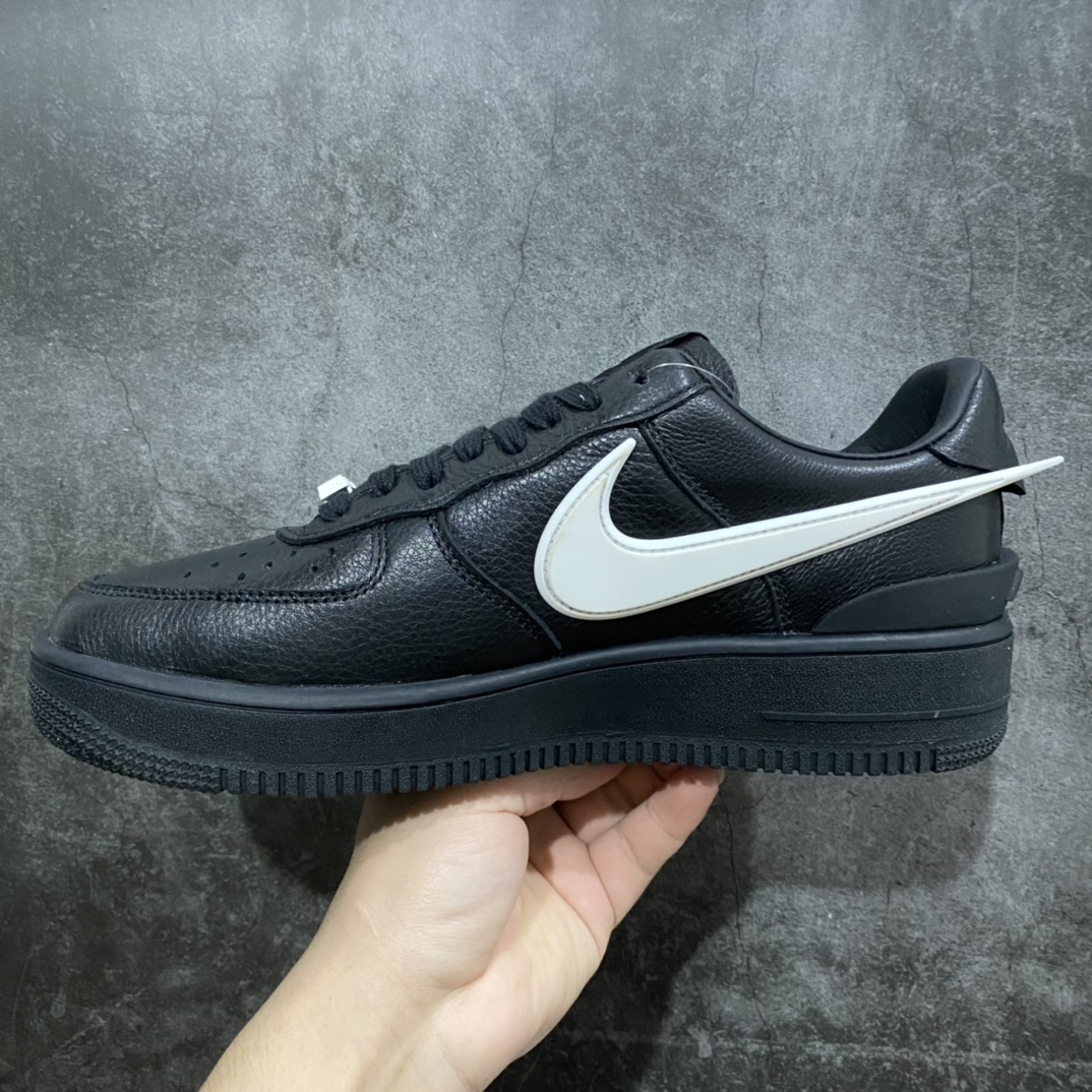 图片[2]-【渠道版】AMBUSH x NK Air Force 1 Low 空军一号低帮运动板鞋 联名大钩黑色 DV3464-001n 全套原原楦纸版 原厂Prime Asia贝利进口皮料加持 越南原大装底数据 私模大底最大开发至47.5 左右脚Logo不同 注意区分 全鞋电脑针车 工整有序 视觉效果满分 新版鞋撑改用纸团代替 原厂港宝加持完美还原灵魂版型 原盒原配从里到外百分百还原 所有细节均可匹配公司原版 发外贸可100%充正SIZE：36 36.5 37.5 38 38.5 39 40 40.5 41 42 42.5 43 44 44.5 45 46 47.5-莆田鞋批发中心