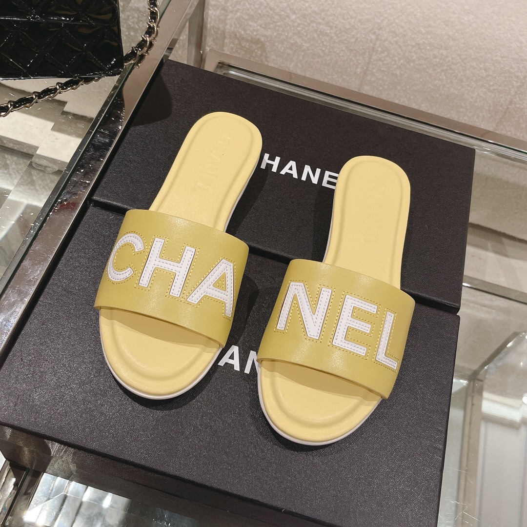 Replica designer di qualità a 7 stelle
 Chanel Scarpe Pantofole Pelle bovina Cuoio genuino verniciata pecora