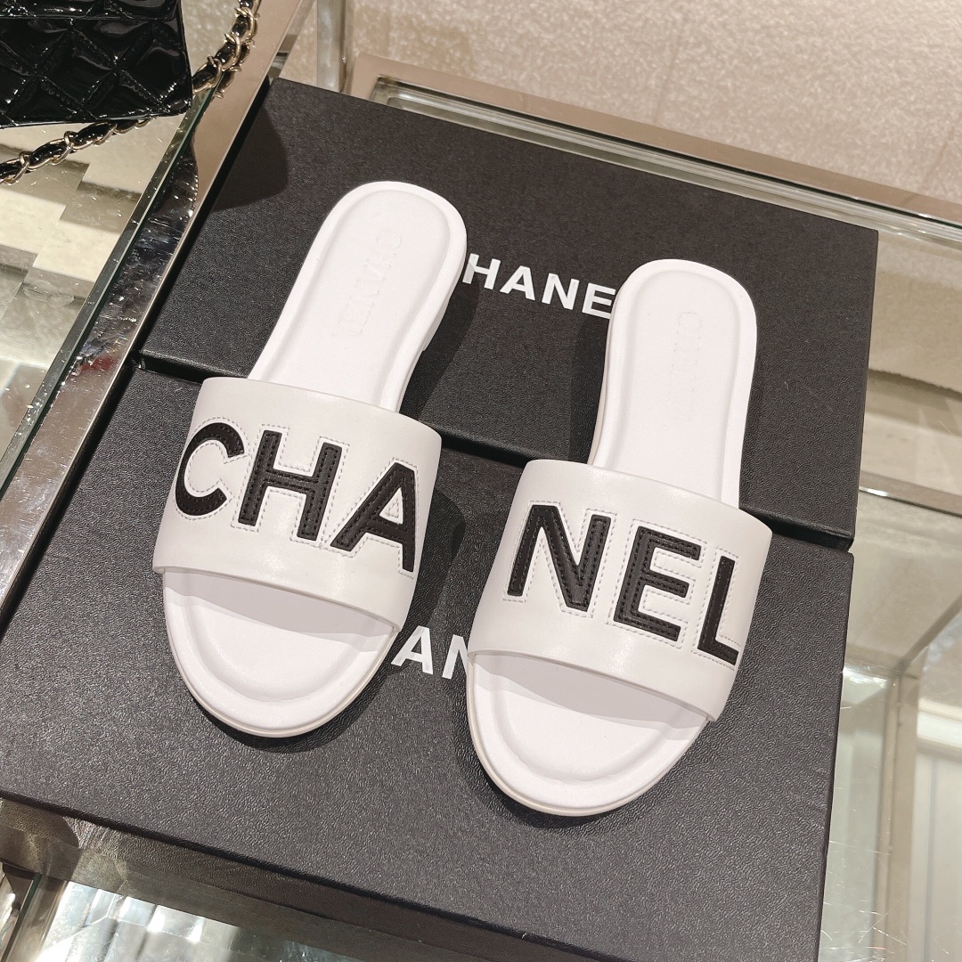 Chanel Scarpe Pantofole Pelle bovina Cuoio genuino verniciata di pecora