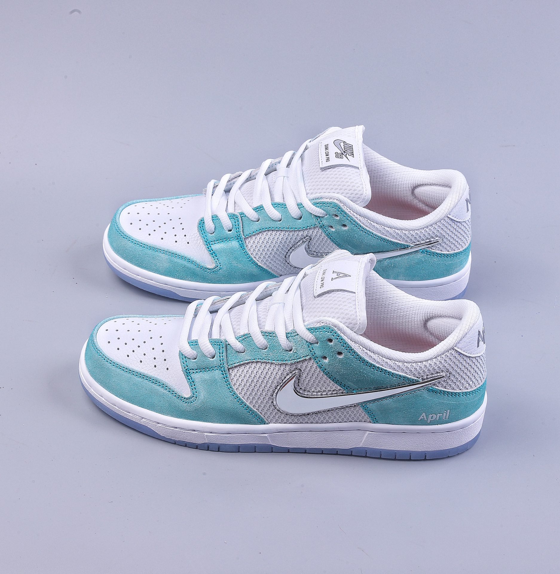 400 S2 April Skateboards x Nike SB Dunk Low 联名款 板鞋 FD2562-400