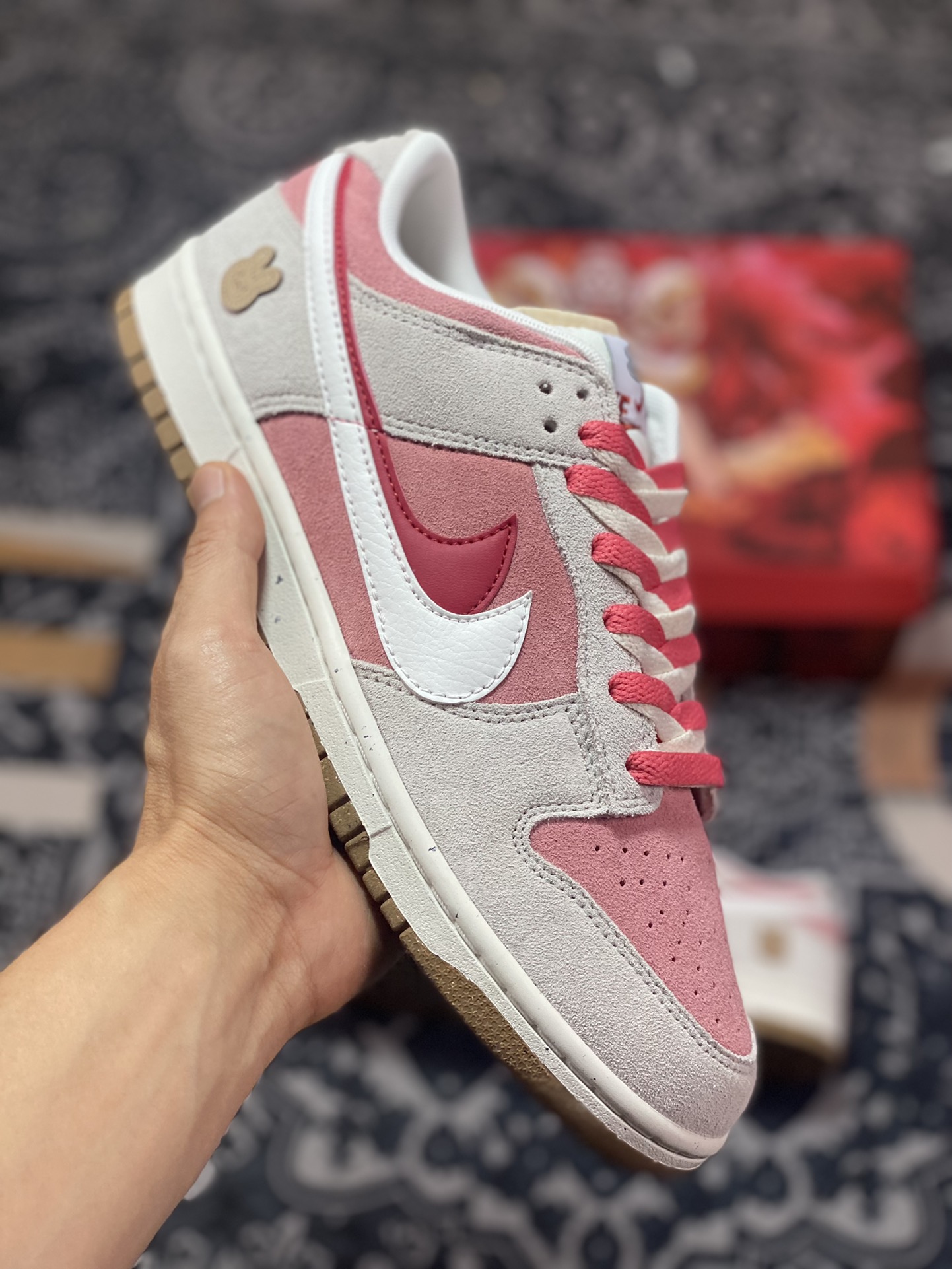 Nike SB Dunk Low SE”85 Double Swoosh/Grey/Pink/Rabbit”扣篮系列低帮板鞋“麂皮浅灰粉红双钩小兔”DO9457-100