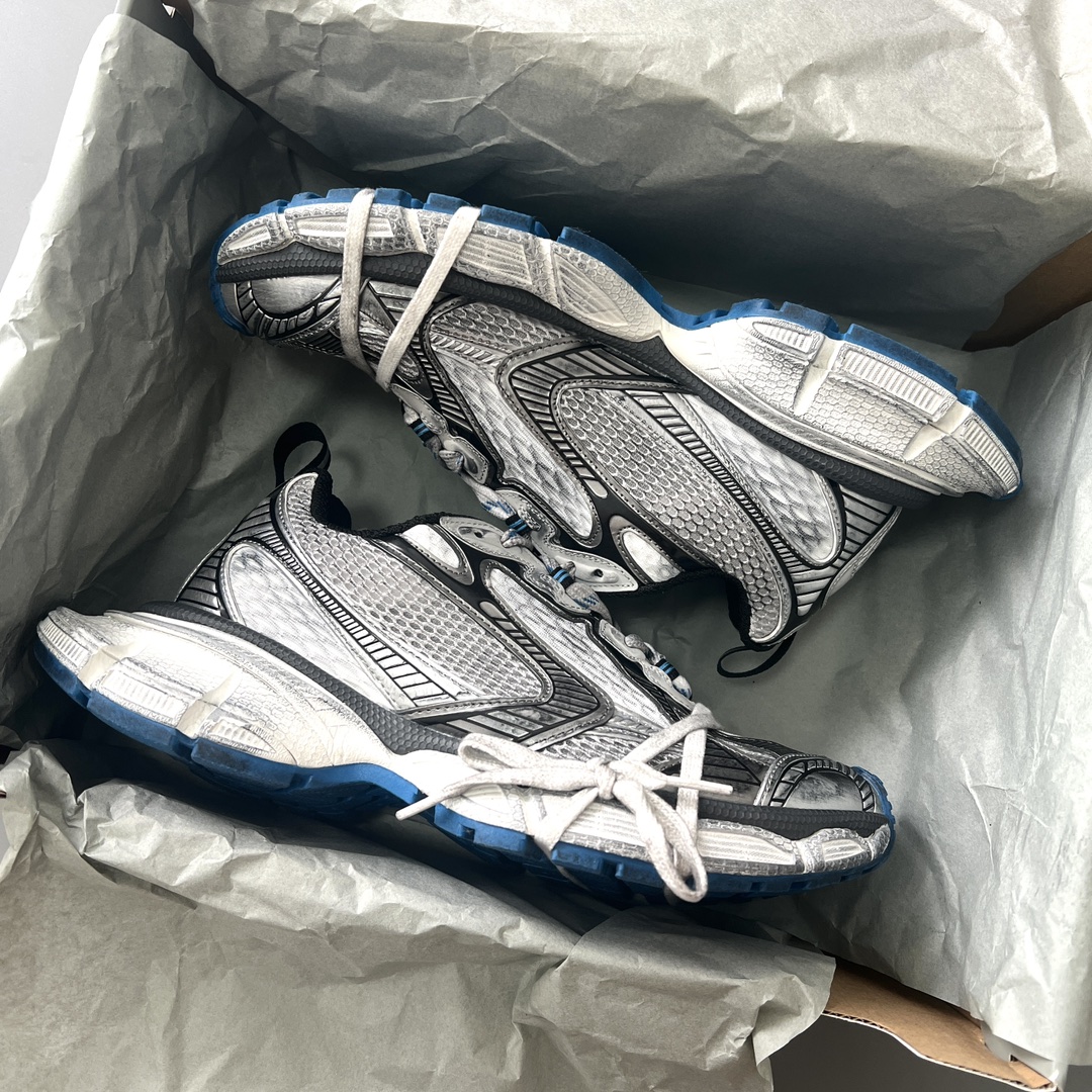 Balenciaga 纯 本Balenciaga Phantom Sneaker 巴黎世家全新做旧十代银蓝潮流跑鞋 在延续 Track Trainer 户外轮廓和复杂鞋面结构的同时