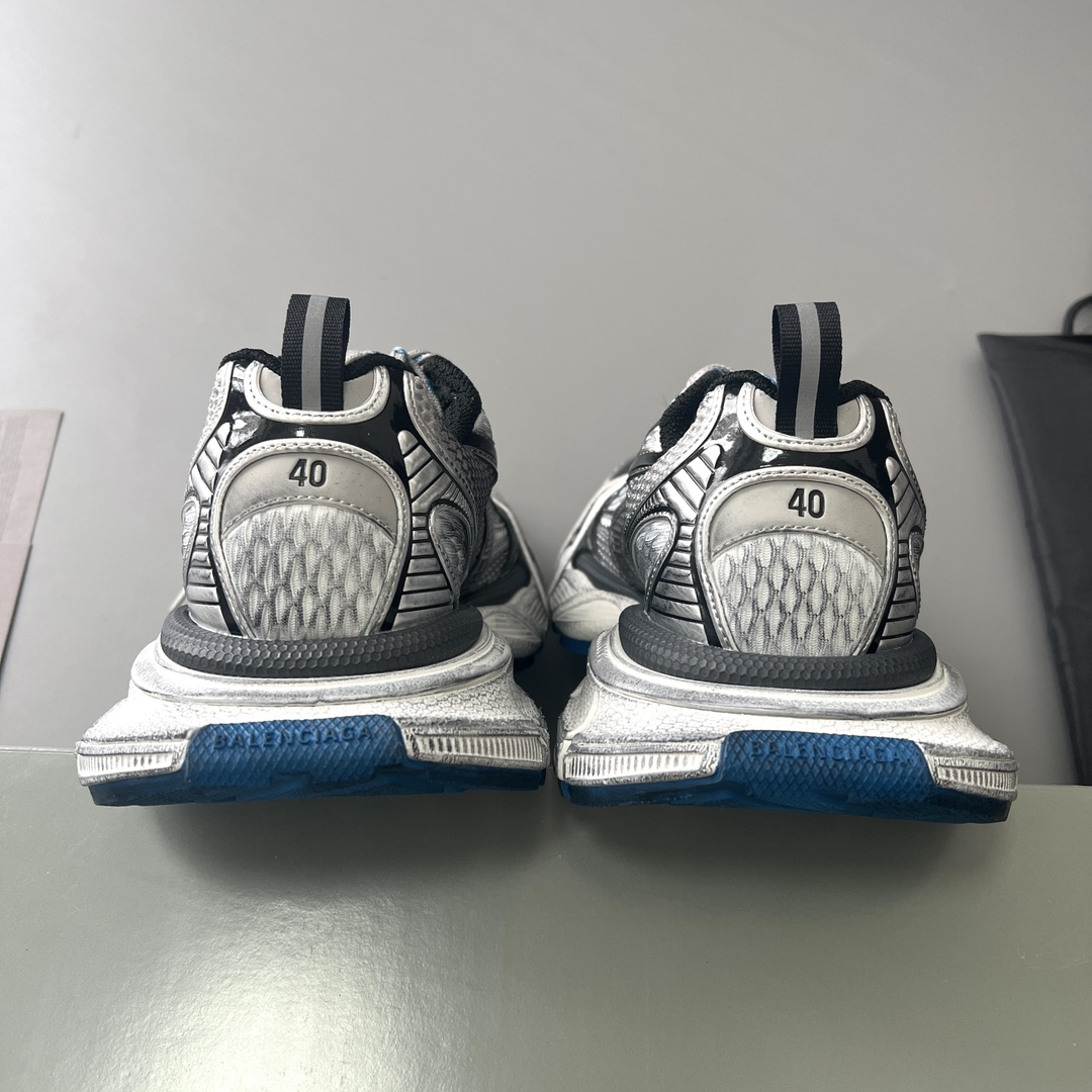 Balenciaga 纯 本Balenciaga Phantom Sneaker 巴黎世家全新做旧十代银蓝潮流跑鞋 在延续 Track Trainer 户外轮廓和复杂鞋面结构的同时