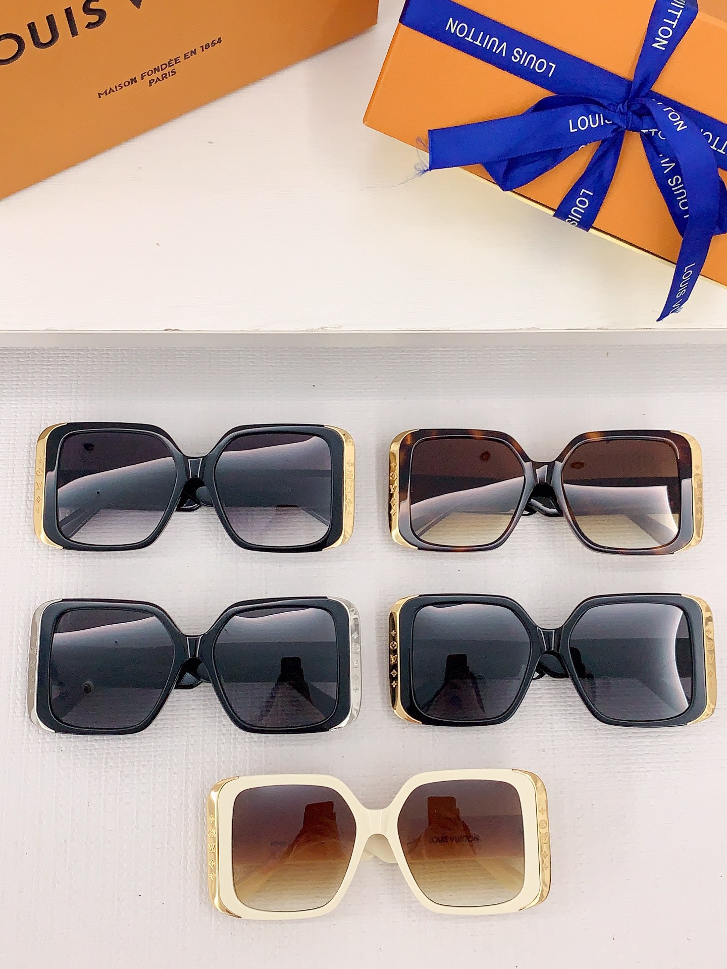 
 LOUI VUITTON *Z1664 刘亦菲女神代言柜台款 
Size57-17-145✔️