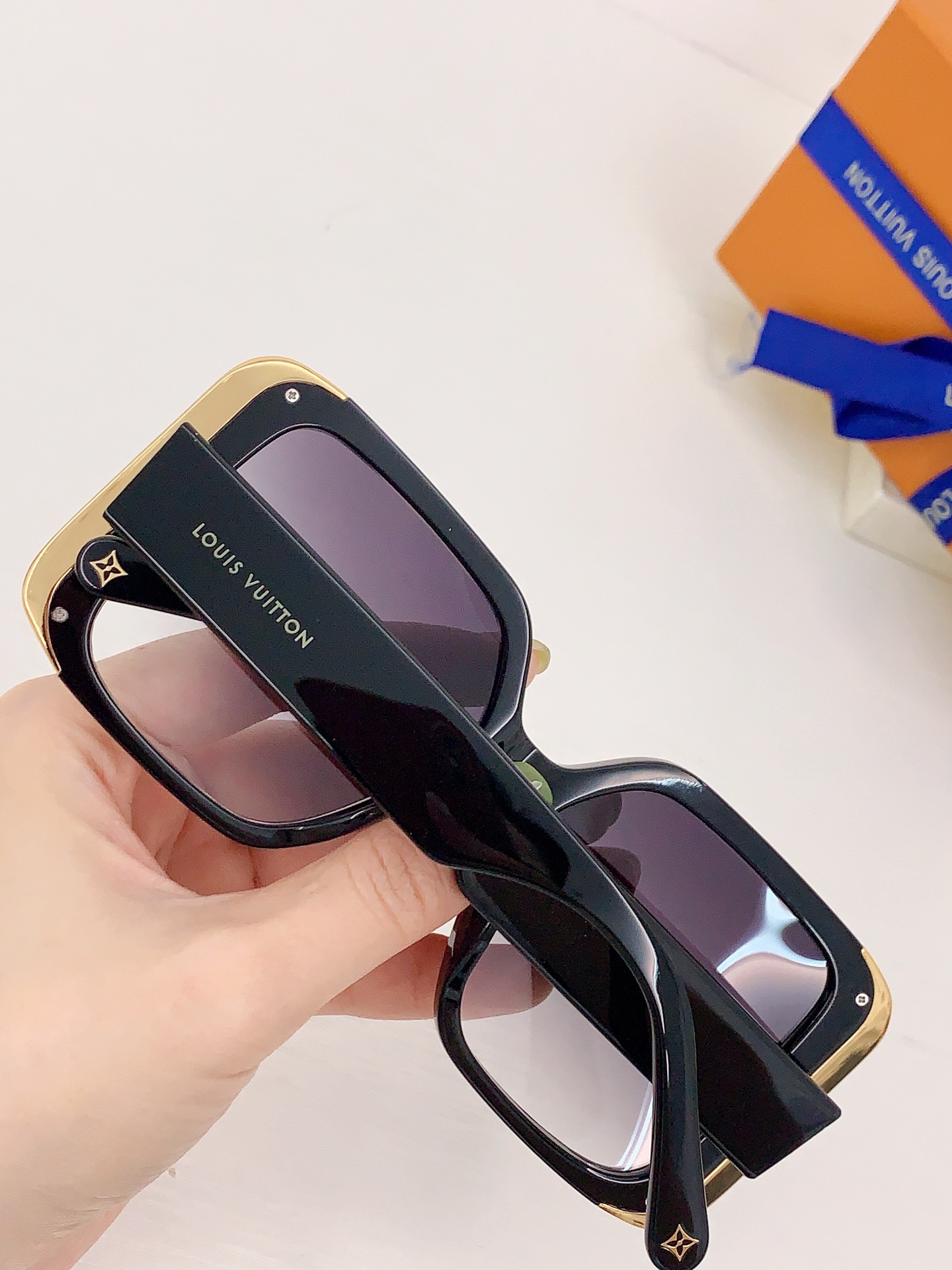 
 LOUI VUITTON *Z1664 刘亦菲女神代言柜台款 
Size57-17-145✔️
