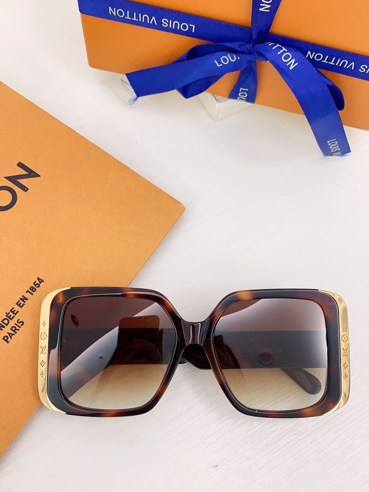 
 LOUI VUITTON *Z1664 刘亦菲女神代言柜台款 
Size57-17-145✔️