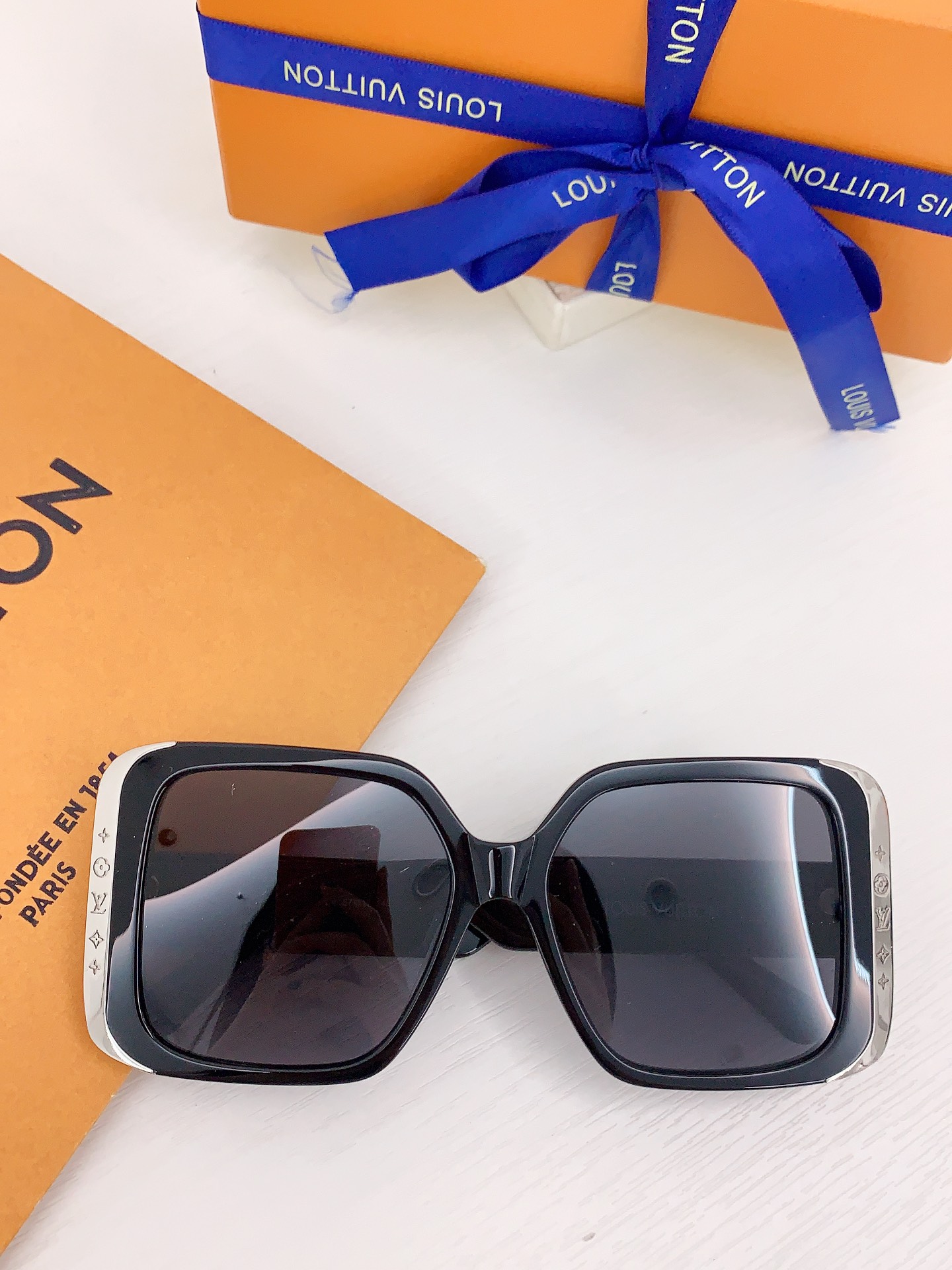 
 LOUI VUITTON *Z1664 刘亦菲女神代言柜台款 
Size57-17-145✔️
