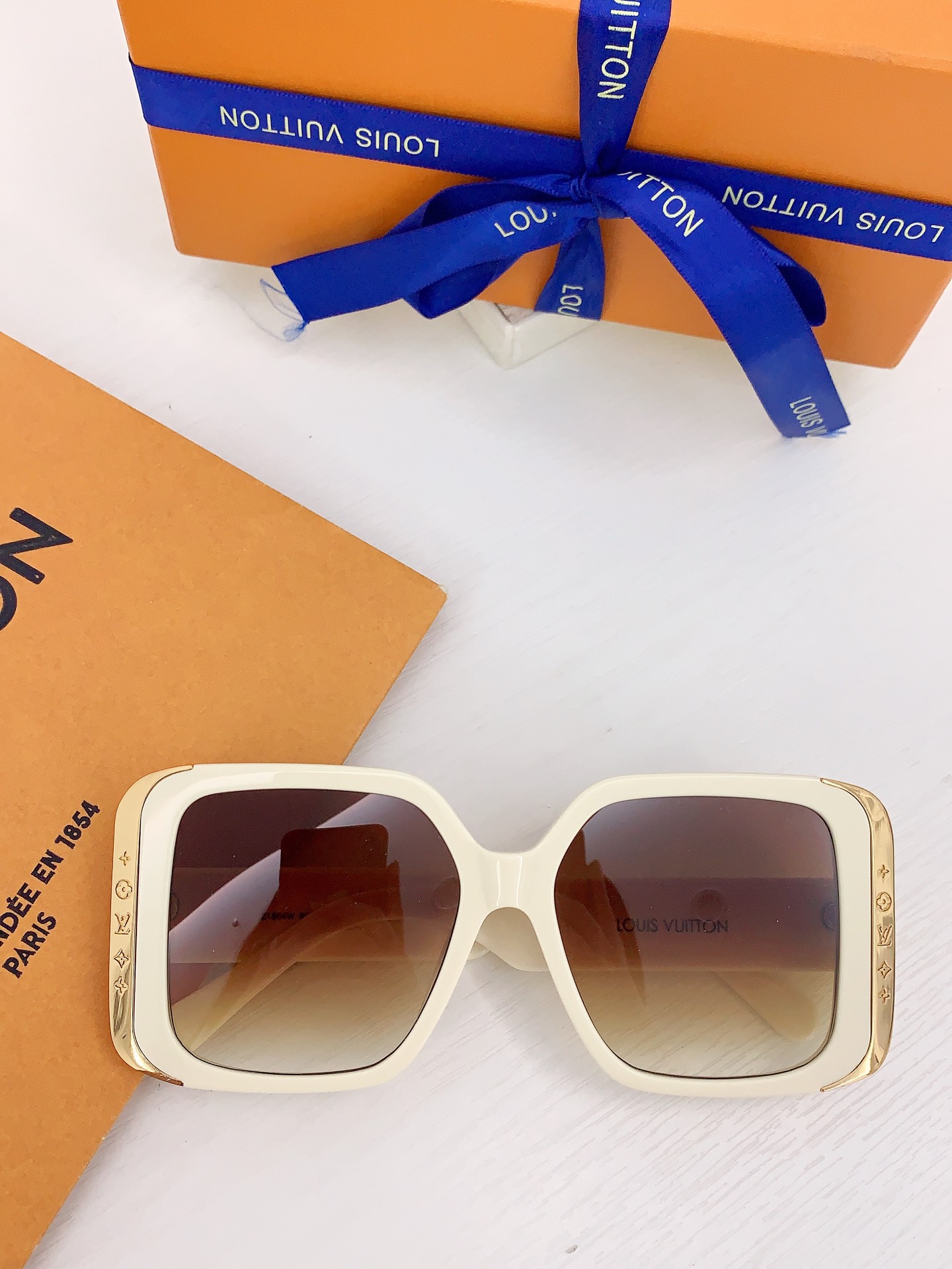 
 LOUI VUITTON *Z1664 刘亦菲女神代言柜台款 
Size57-17-145✔️