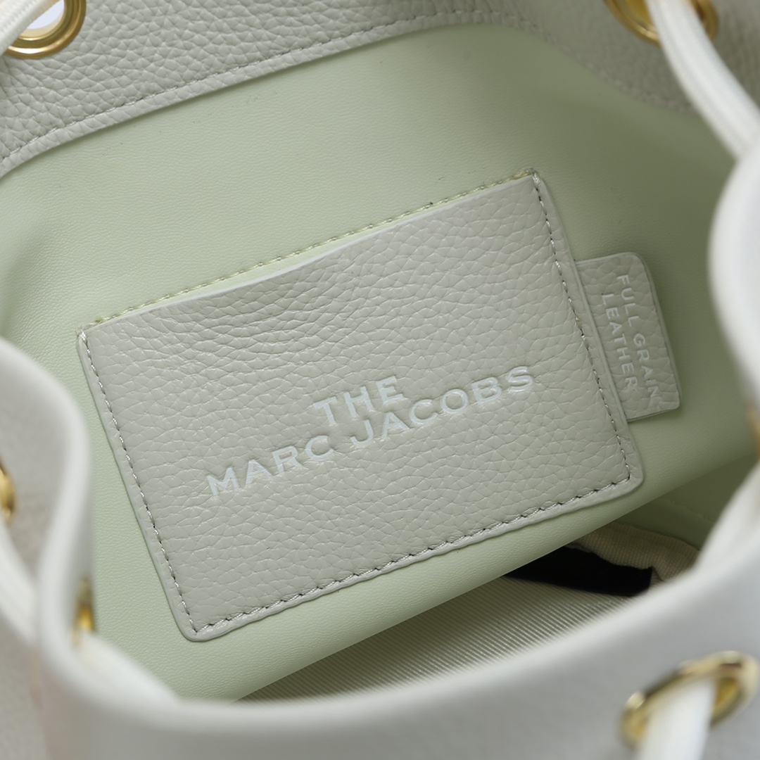 MarcJacobsl背影和小水桶包[玫瑰]可手提可斜挎的神仙颜值小水桶，一眼就能击中你的心，最喜欢今年