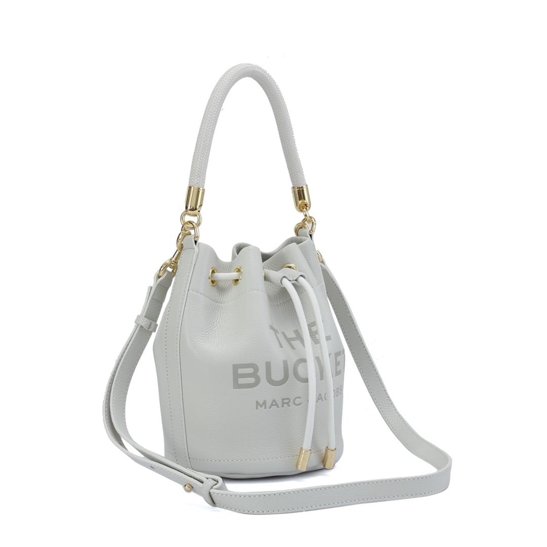 MarcJacobsl背影和小水桶包[玫瑰]可手提可斜挎的神仙颜值小水桶，一眼就能击中你的心，最喜欢今年