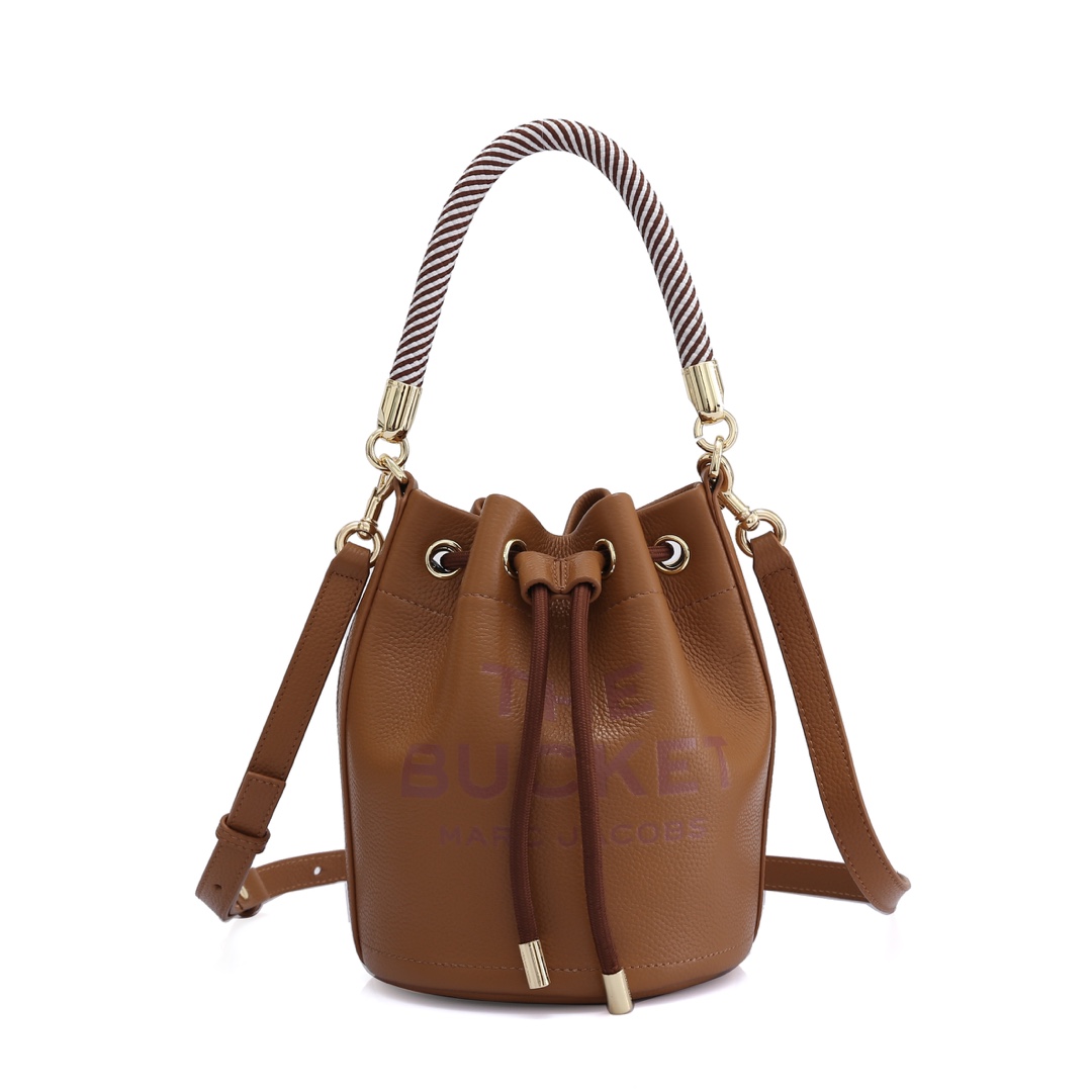 MarcJacobsl背影和小水桶包[玫瑰]可手提可斜挎的神仙颜值小水桶，一眼就能击中你的心，最喜欢今年