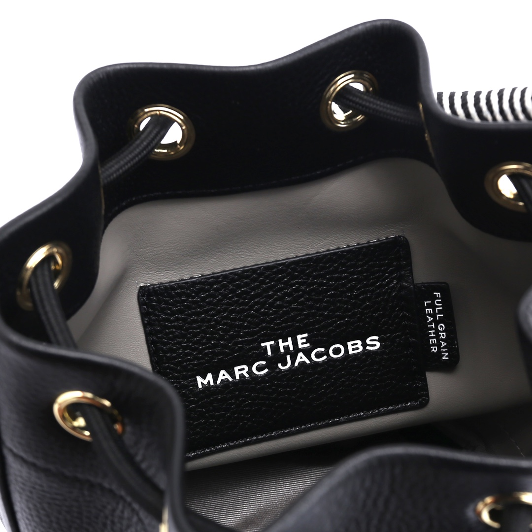 MarcJacobsl背影和小水桶包[玫瑰]可手提可斜挎的神仙颜值小水桶，一眼就能击中你的心，最喜欢今年