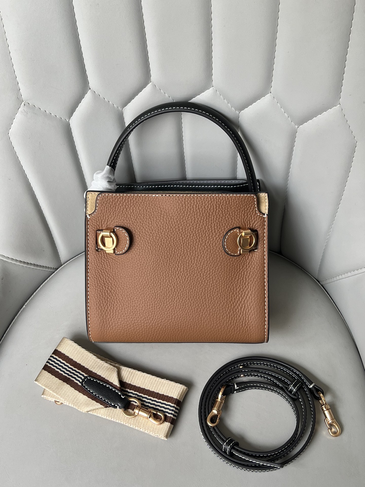 Tory Burch ～ Lee Radziwill 迷你多层手袋 柔和解构的造型结合多层材质 率性垂坠感与挺括版型构成设计特色