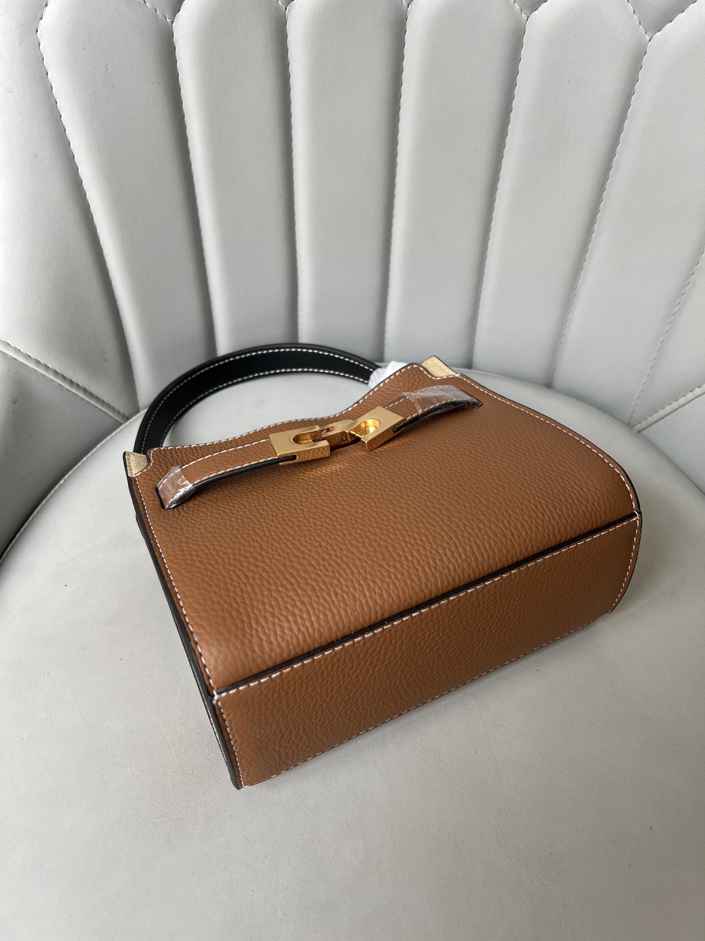 Tory Burch ～ Lee Radziwill 迷你多层手袋 柔和解构的造型结合多层材质 率性垂坠感与挺括版型构成设计特色