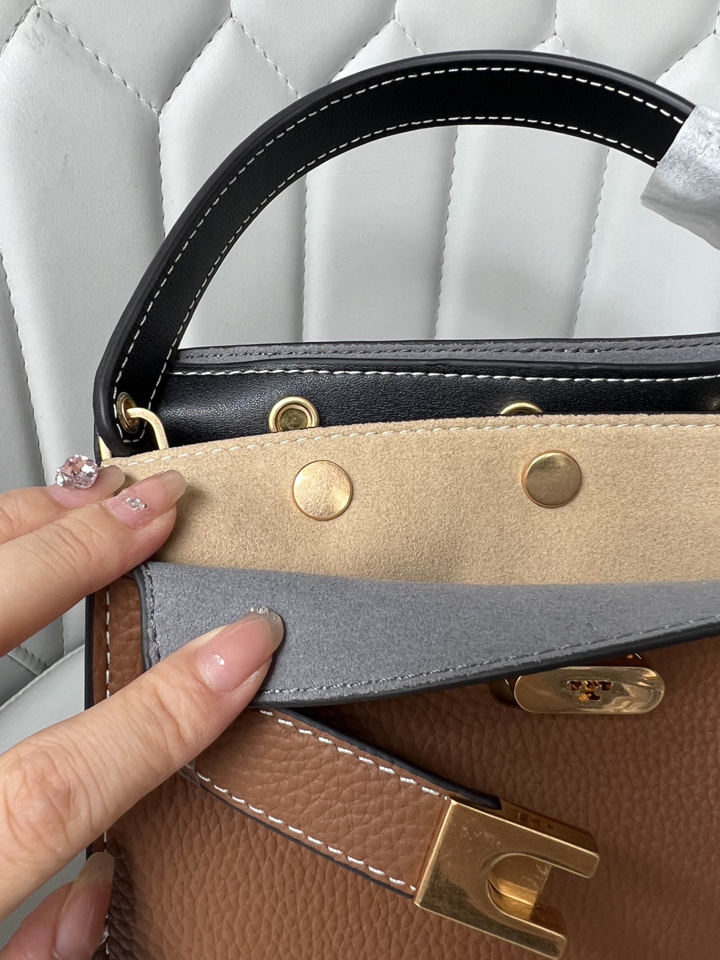 Tory Burch ～ Lee Radziwill 迷你多层手袋 柔和解构的造型结合多层材质 率性垂坠感与挺括版型构成设计特色