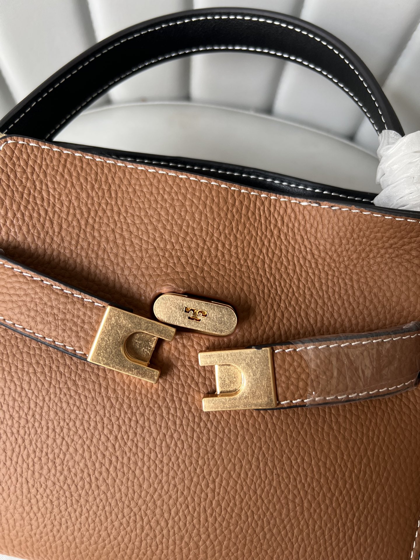 Tory Burch ～ Lee Radziwill 迷你多层手袋 柔和解构的造型结合多层材质 率性垂坠感与挺括版型构成设计特色