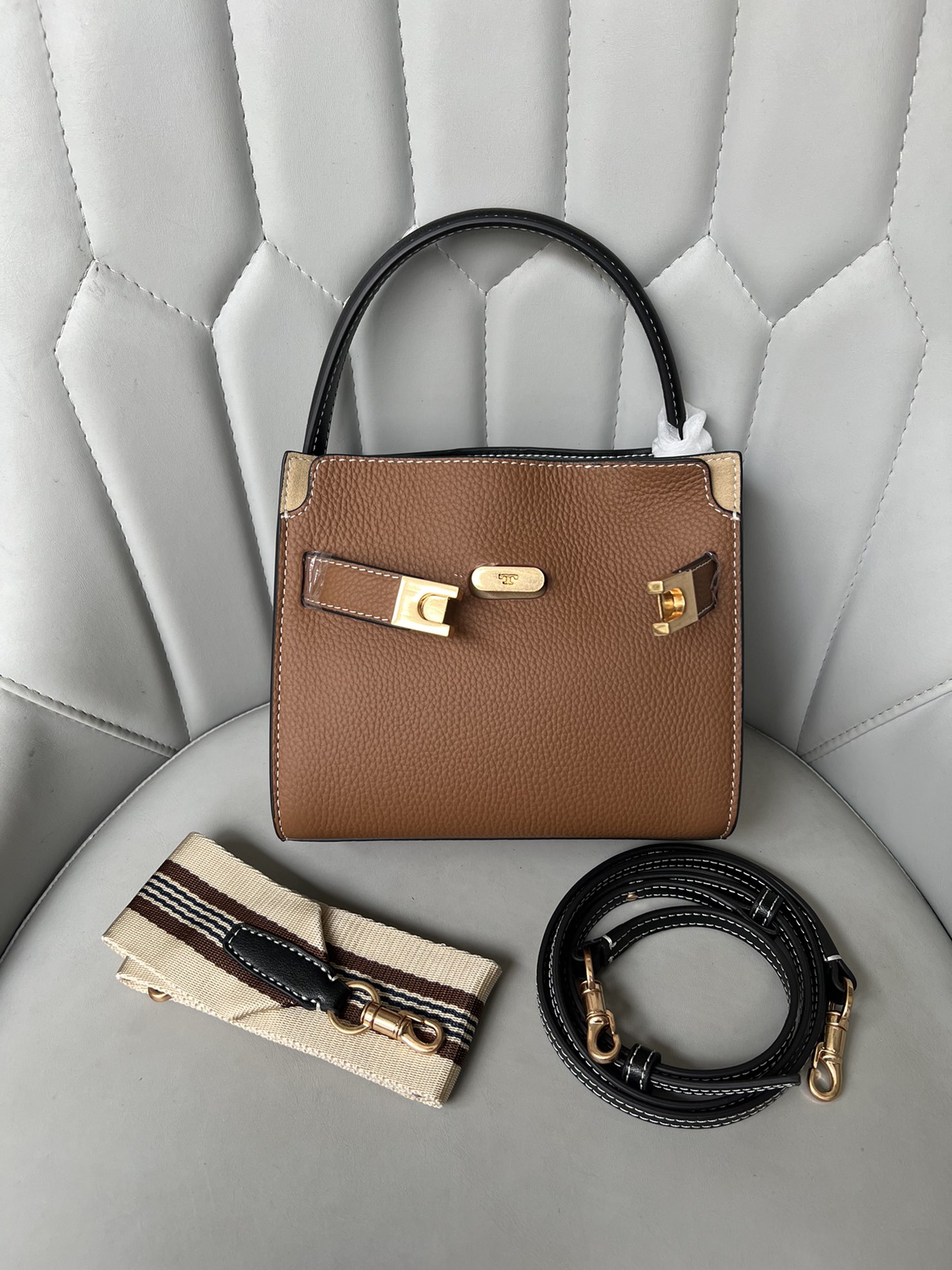 Tory Burch ～ Lee Radziwill 迷你多层手袋 柔和解构的造型结合多层材质 率性垂坠感与挺括版型构成设计特色