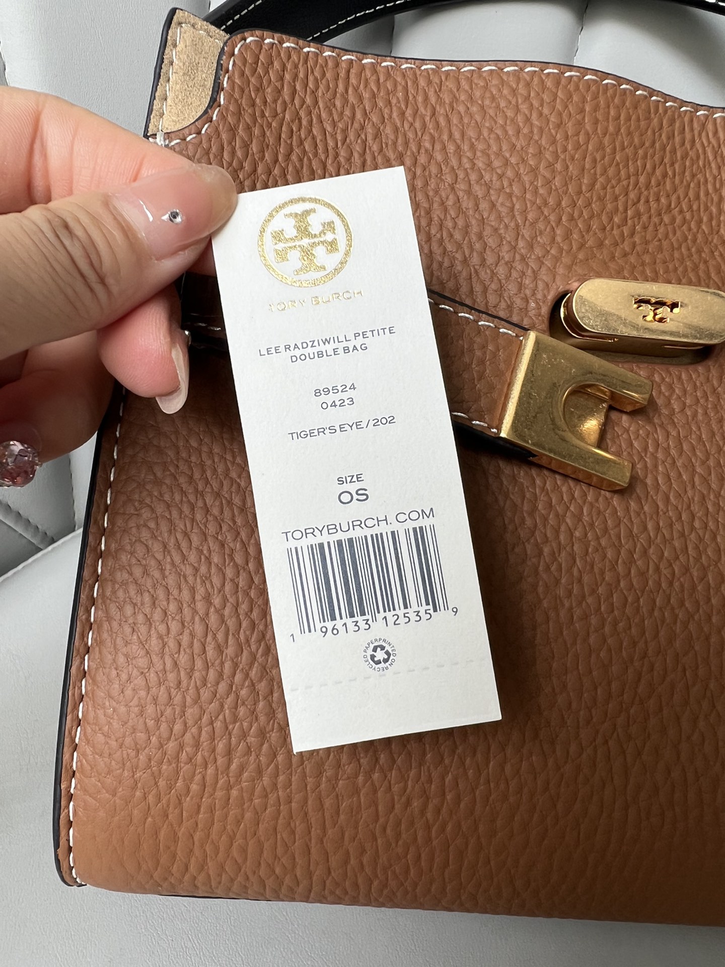 Tory Burch ～ Lee Radziwill 迷你多层手袋 柔和解构的造型结合多层材质 率性垂坠感与挺括版型构成设计特色