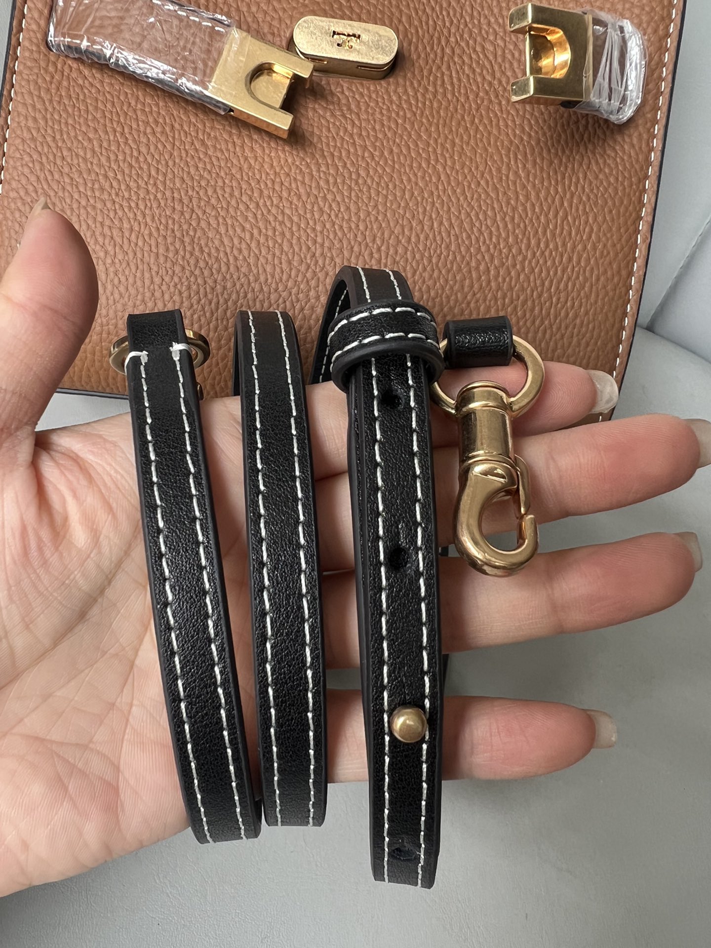 Tory Burch ～ Lee Radziwill 迷你多层手袋 柔和解构的造型结合多层材质 率性垂坠感与挺括版型构成设计特色
