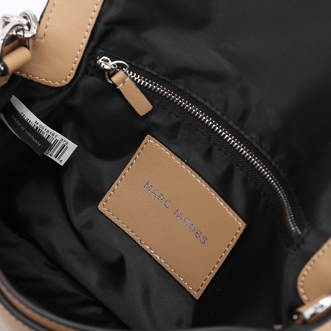 MJ秋冬新款，明星同款超热卖款；可单肩斜挎手提 链条可拆卸 长肩带可拆卸可调节长短 二条肩带可随意搭配 