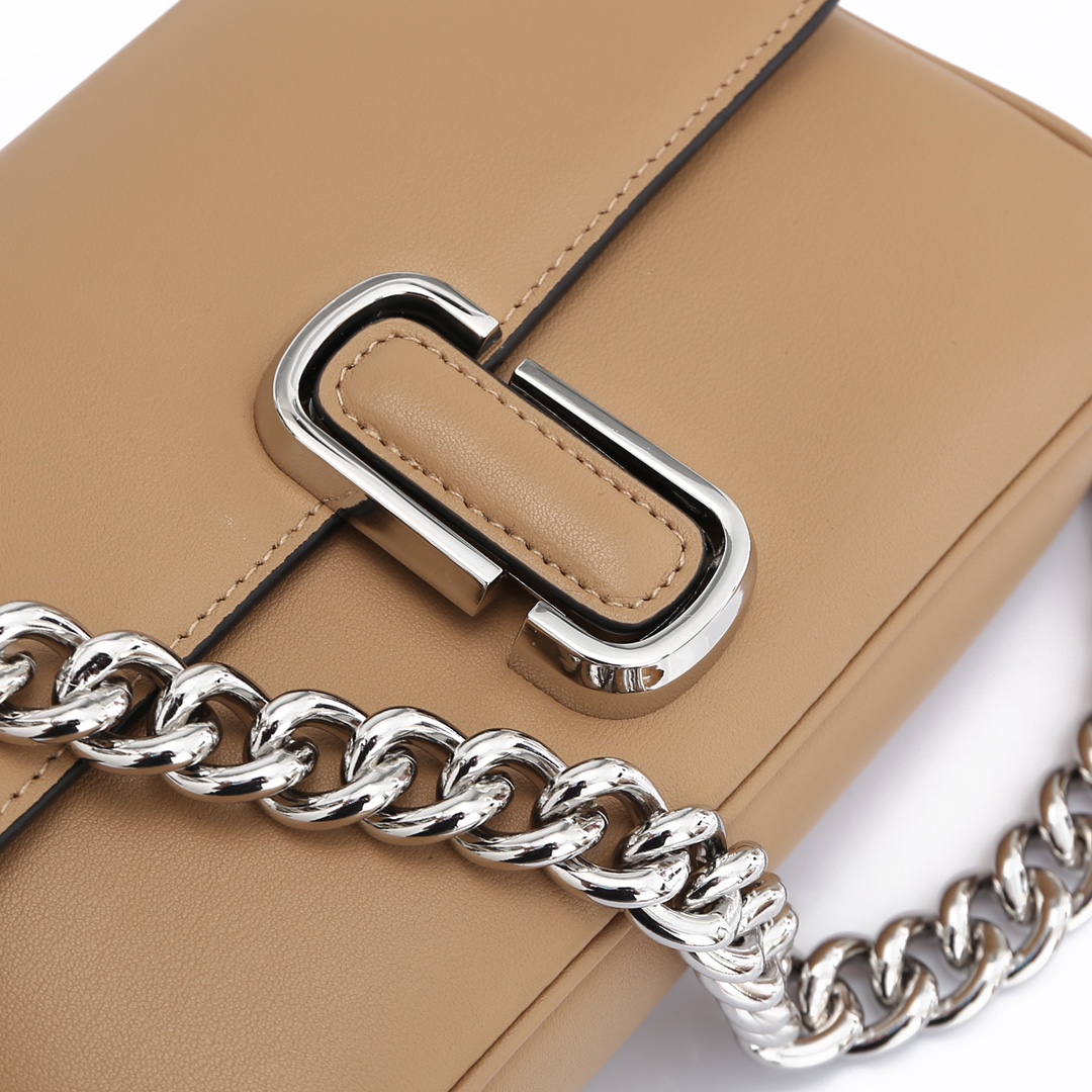 MJ秋冬新款，明星同款超热卖款；可单肩斜挎手提 链条可拆卸 长肩带可拆卸可调节长短 二条肩带可随意搭配 