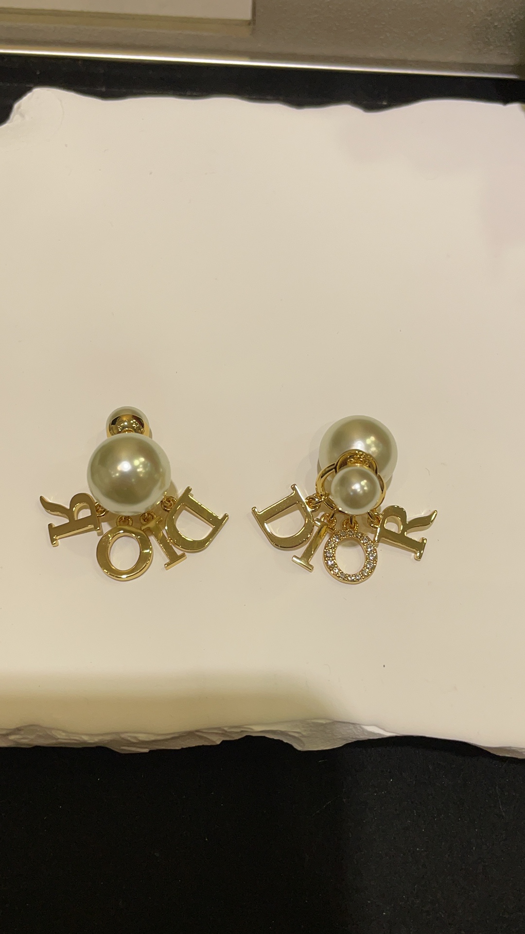 NO:632676,88180 available in stock in seconds. Classic Tribales gold letter pendant double ball pearl earrings. Sweet and cool hot girl style. Versatile and not picky about the face shape. Cute and cute. Whoever wears it will look good. Purchase z customized brass gold-plated Swarovski diamond earrings in stock with packaging, balenciaga, earrings, gold plating, Cardia high-end jewelry1986090988180现货秒发 经典Tribales金色字母吊坠双球珍珠耳钉 甜酷辣妹style 百搭不挑脸型 可可爱爱 谁戴谁好看 购入z定制黄铜镀金 施华洛钻 耳环现货带包装,,balenciaga,earrings,gold plating,卡迪亚高端饰品,Jewelry