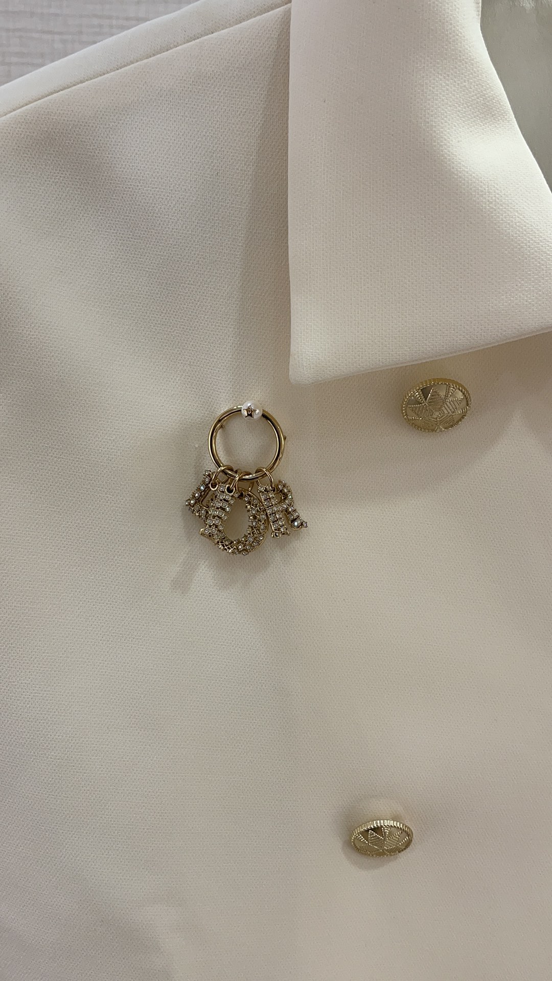 NO:720512,88240, arrived today to buy yb's new Lady Dior full diamond letter pendant ring brooch. The small letter pendant is inlaid with diamonds. It is full of nobility. The five-pointed star is embellished with small pearls to add a bit of agility. It is high-end and versatile all year round. Sophistication. Buy yb to develop and customize. Swarovski silver phantom diamond, dior, brooch, breastpin, Cartier high-end jewelry1986090988240,今日到货购入yb 新款Lady Dior满钻字母吊坠圆环胸针 字母小吊坠通体镶钻 贵气感十足 五角星点缀小珍珠增添几分灵动气息 一年四季高级百搭 精致度 购入yb开发定制 施华洛银色魅影钻,,dior,brooch，breastpin,卡迪亚高端饰品,Jewelry