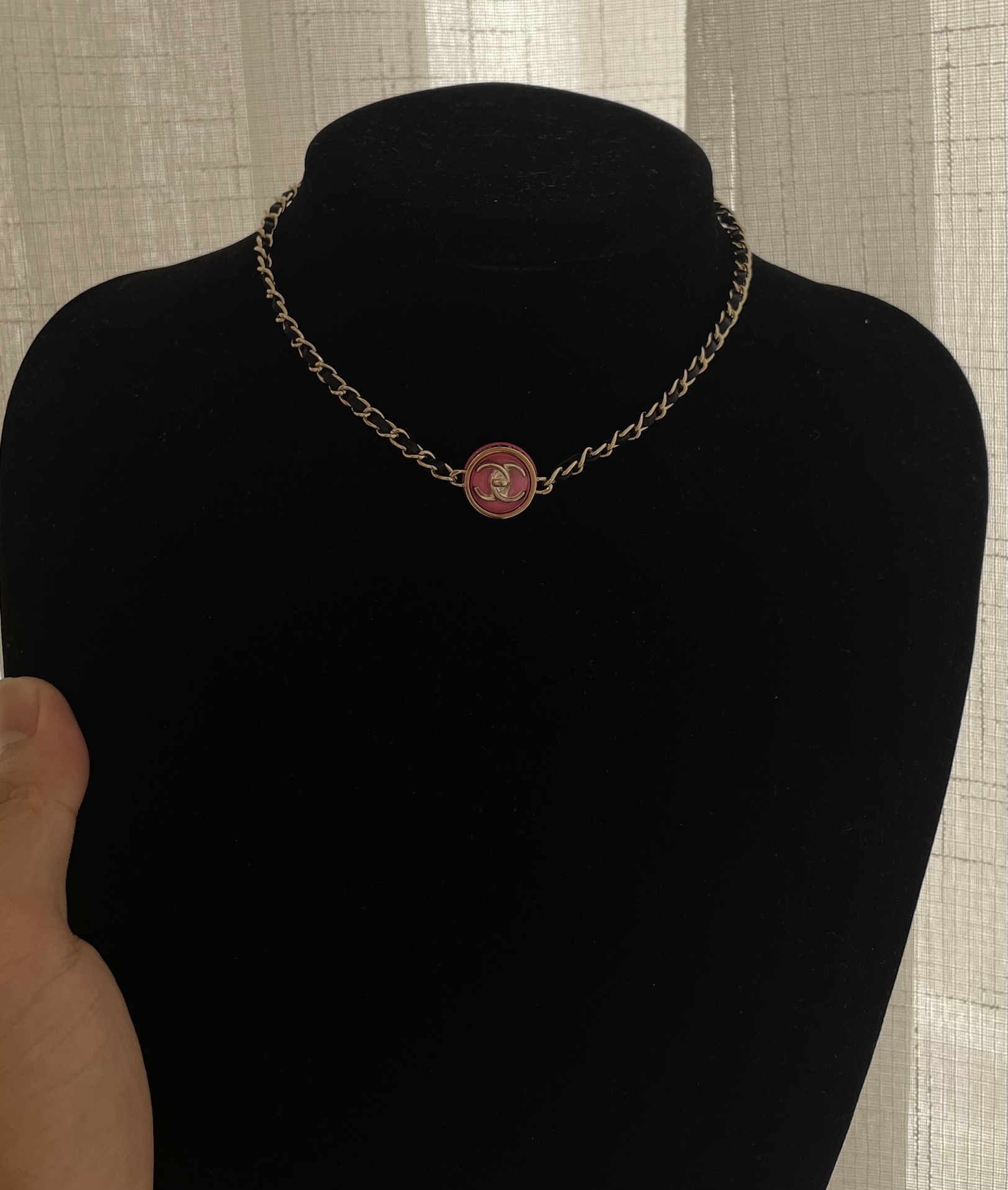 NO:104121,Ch@nel new button round necklace black calfskin braided design chain, pink acrylic short chain, Chanel necklace, chanel, necklace, cowhide19860909Ch@nel 新款纽扣圆形项链 黑色小牛皮编织设计链条,粉色亚克力短链,香奈儿项链,chanel,necklace,cowhide,Jewelry