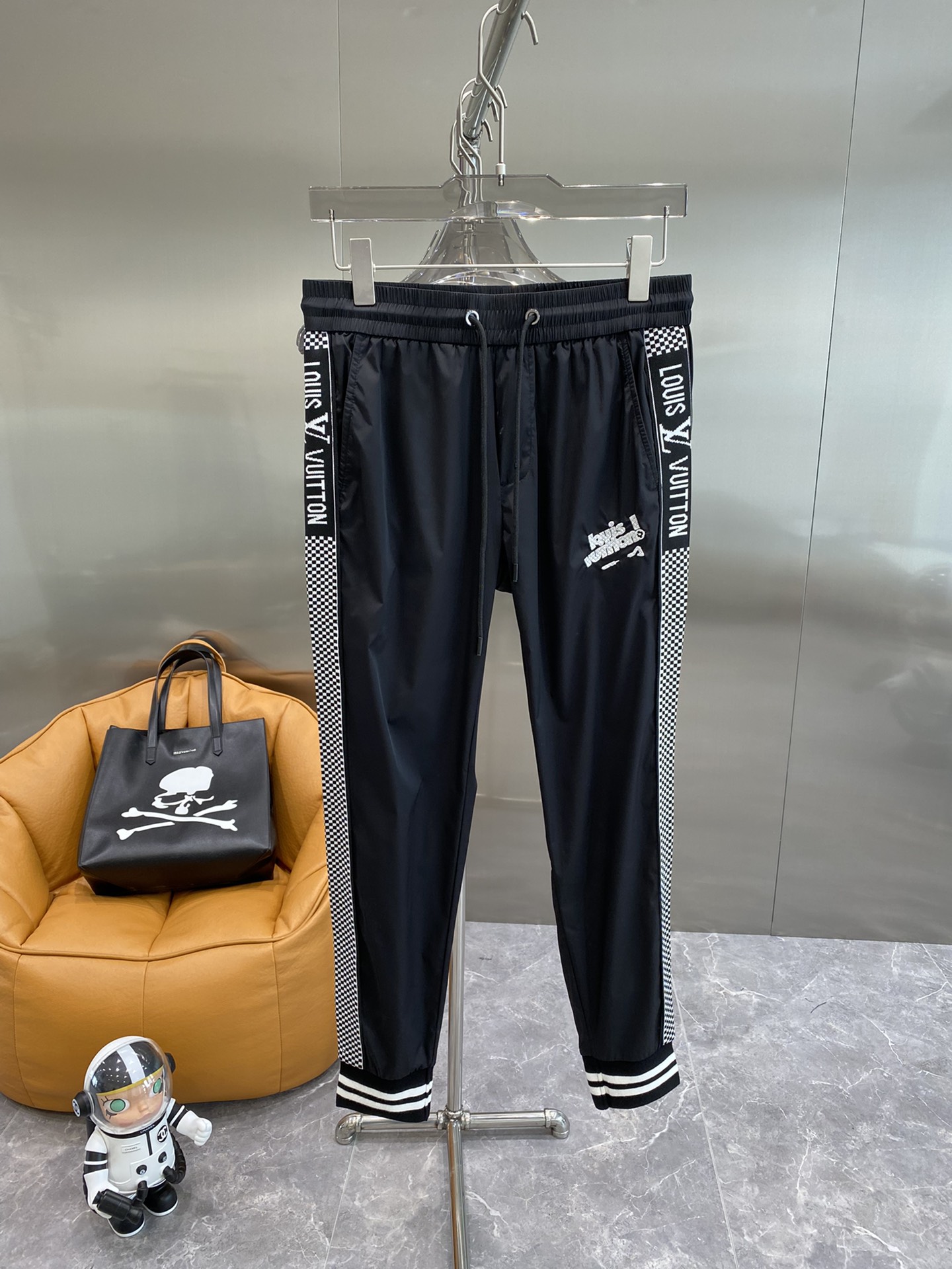 What is a 1:1 replica
 Louis Vuitton Clothing Pants & Trousers Spring/Summer Collection Casual