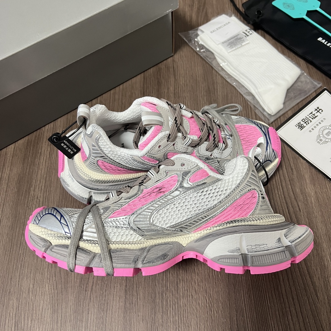 Balenciaga Balenciaga Phantom Sneaker 巴黎世家全新做旧十代银粉潮流跑鞋 在延续 Track Trainer 户外轮廓和复杂鞋面结构的同时