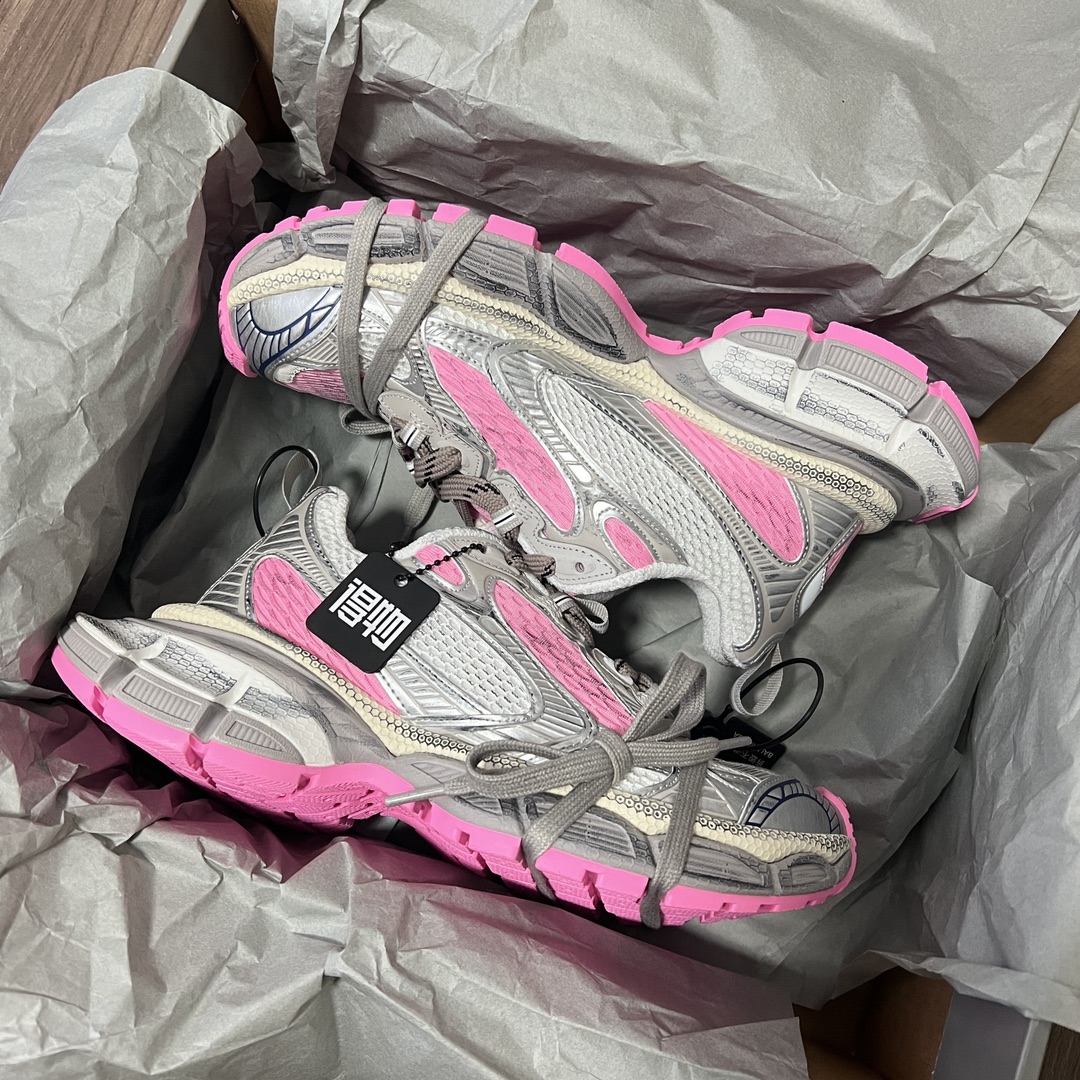 Balenciaga Balenciaga Phantom Sneaker 巴黎世家全新做旧十代银粉潮流跑鞋 在延续 Track Trainer 户外轮廓和复杂鞋面结构的同时